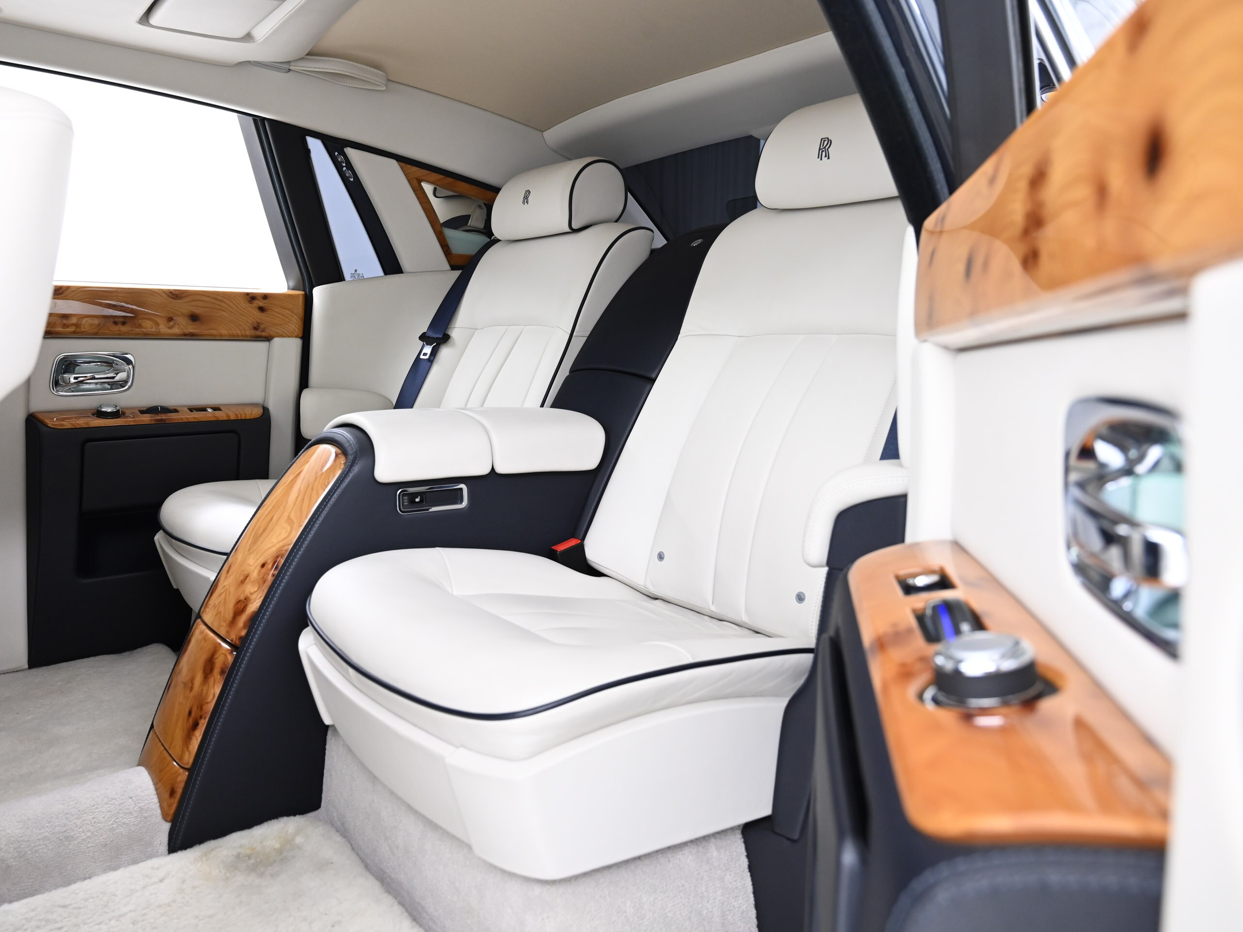 2015 Rolls-Royce Phantom — Photo 19 / 27