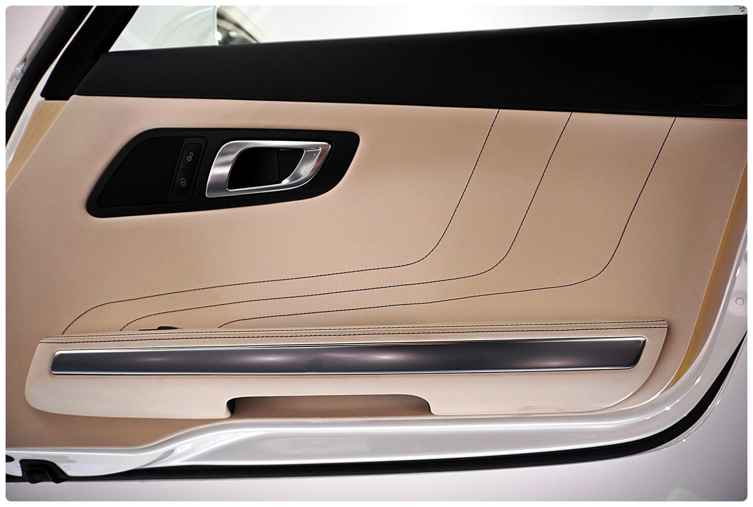 2010 Mercedes Benz SLS AMG — Photo 35 / 38