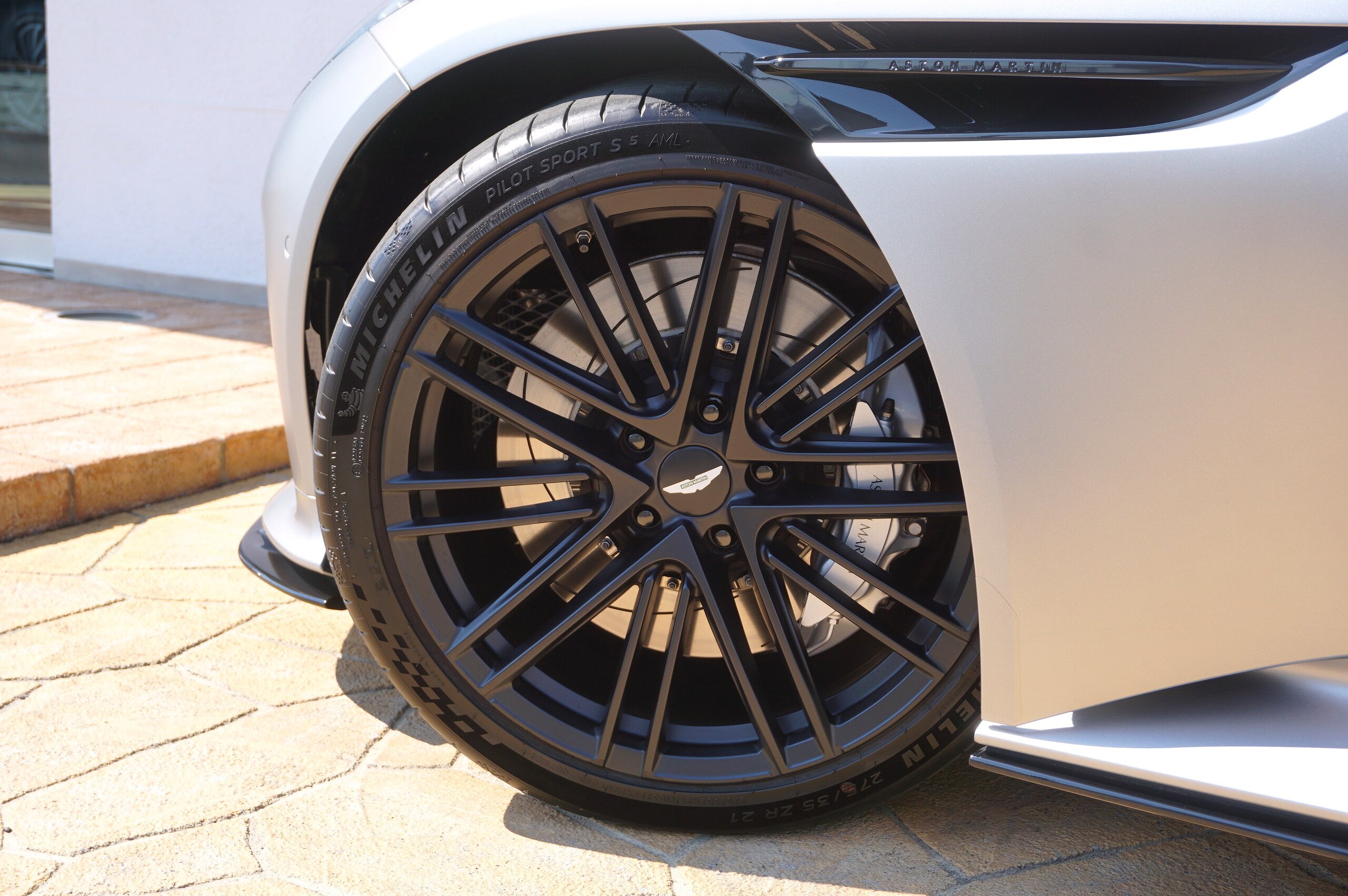 2024 Aston Martin DB12 Volante — Photo 40 / 45