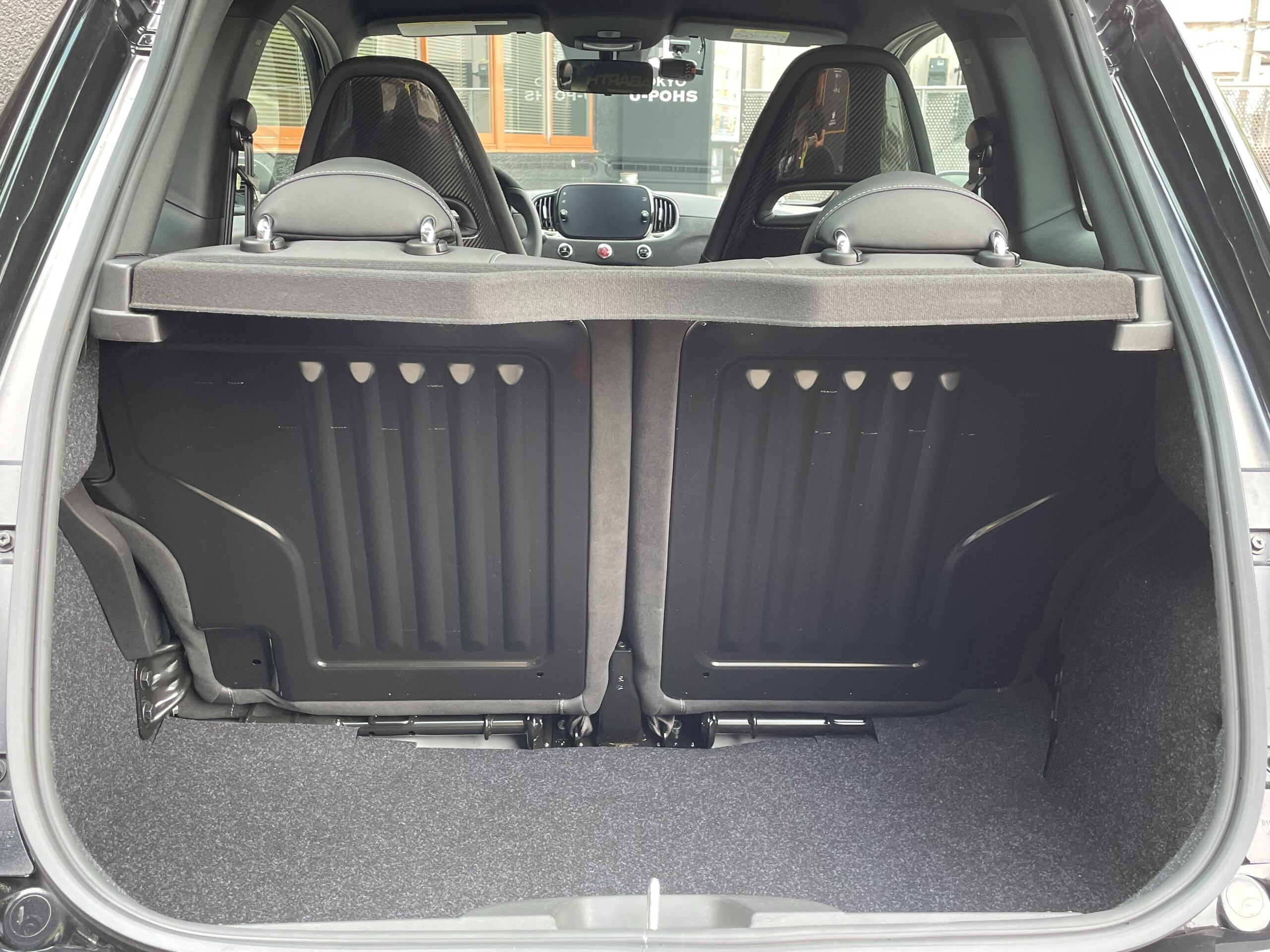 2025 Abarth 695 75th Anniversary — Photo 31 / 33