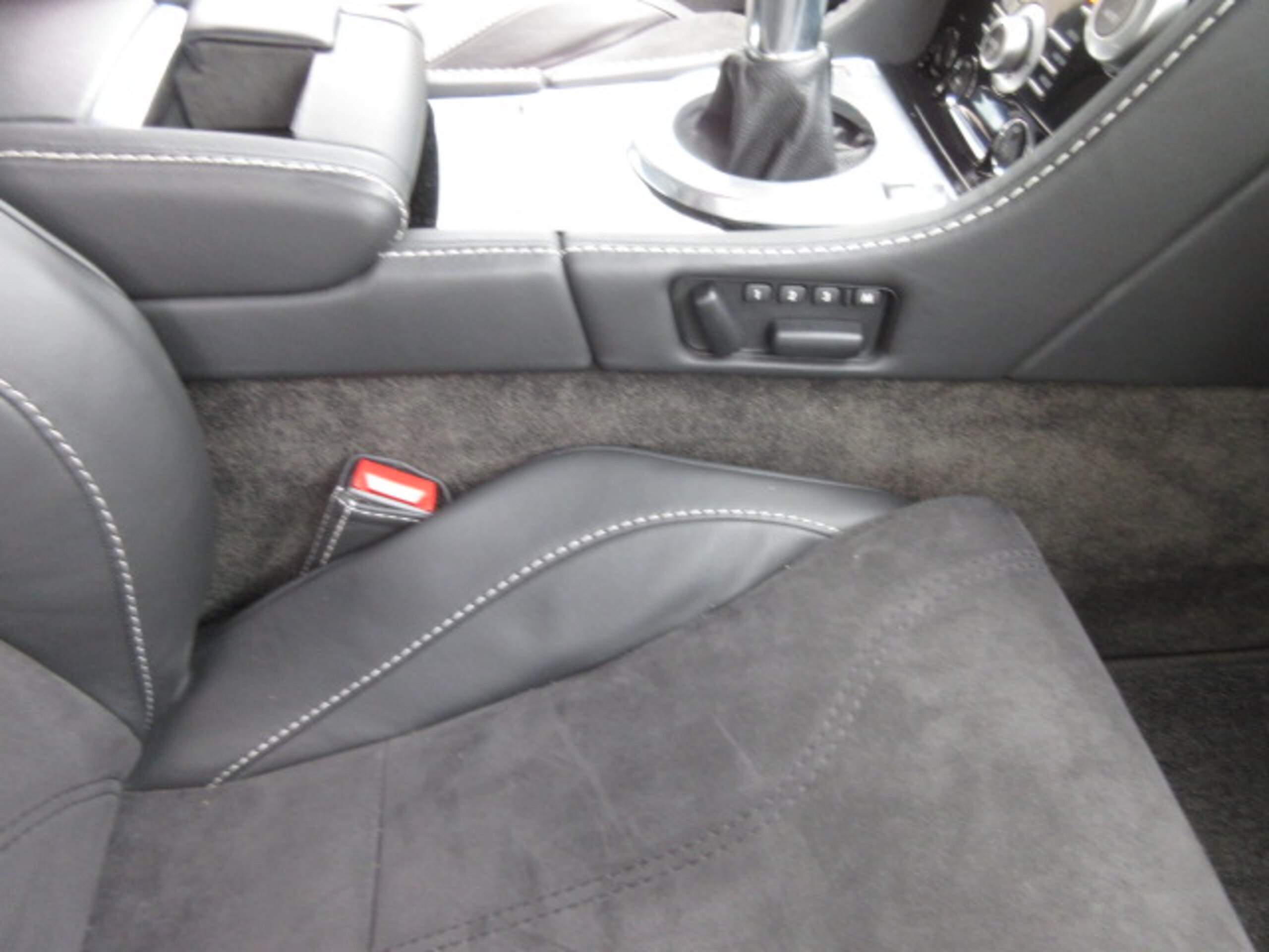 2008 Aston Martin DBS — Photo 10 / 14