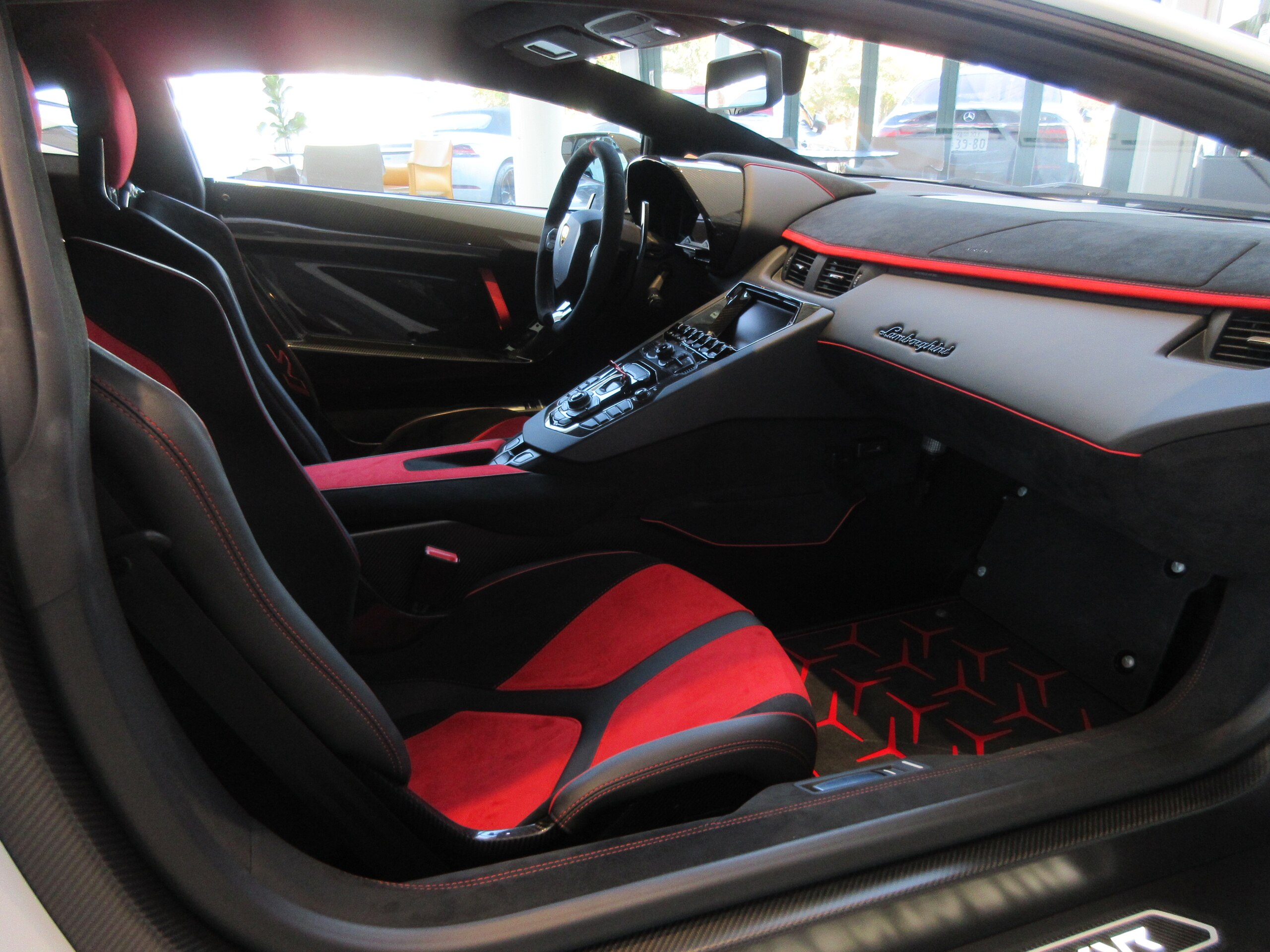 2019 Lamborghini Aventador SVJ — Photo 15 / 16