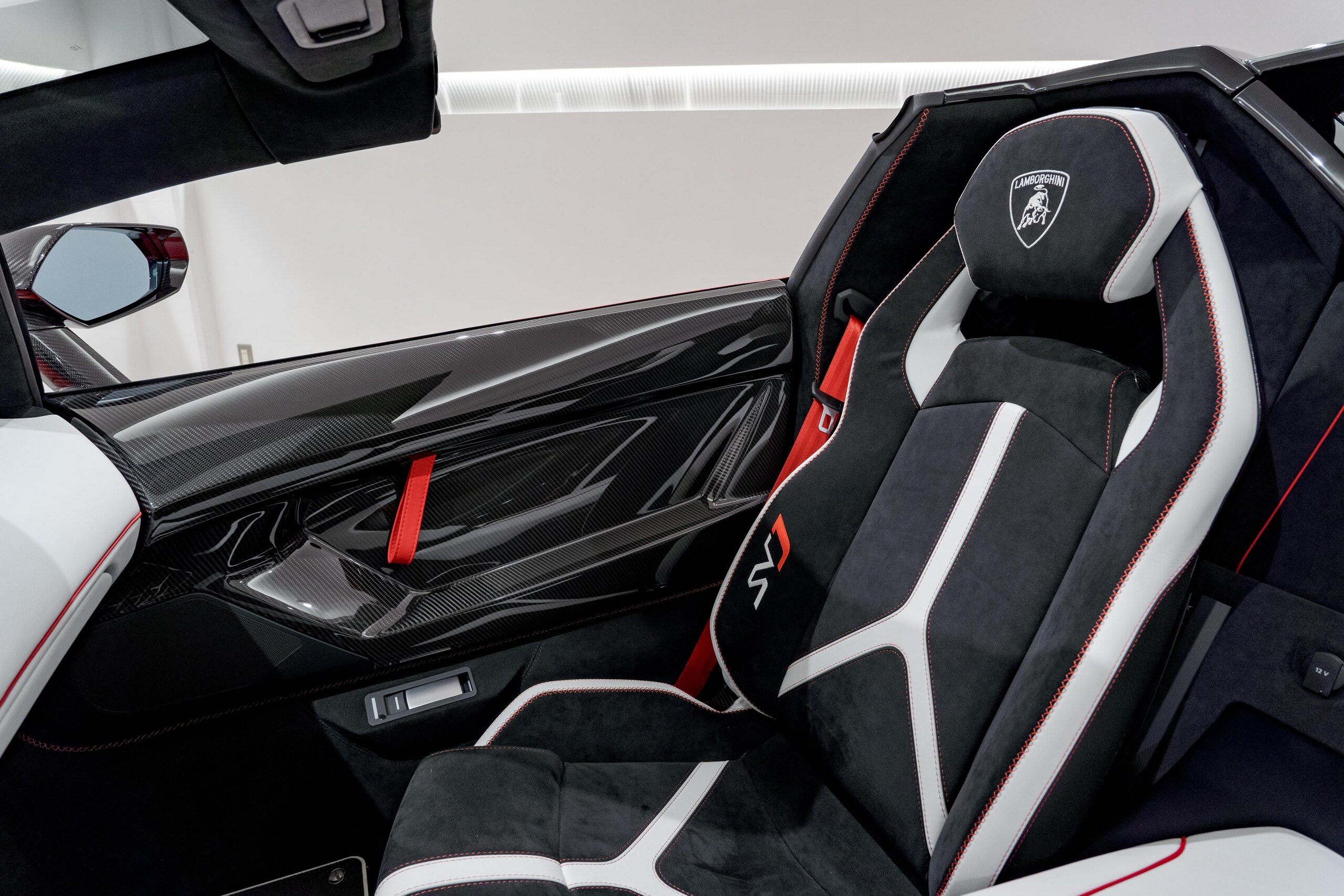 2021 Lamborghini Aventador SVJ Roadster — Photo 8 / 35