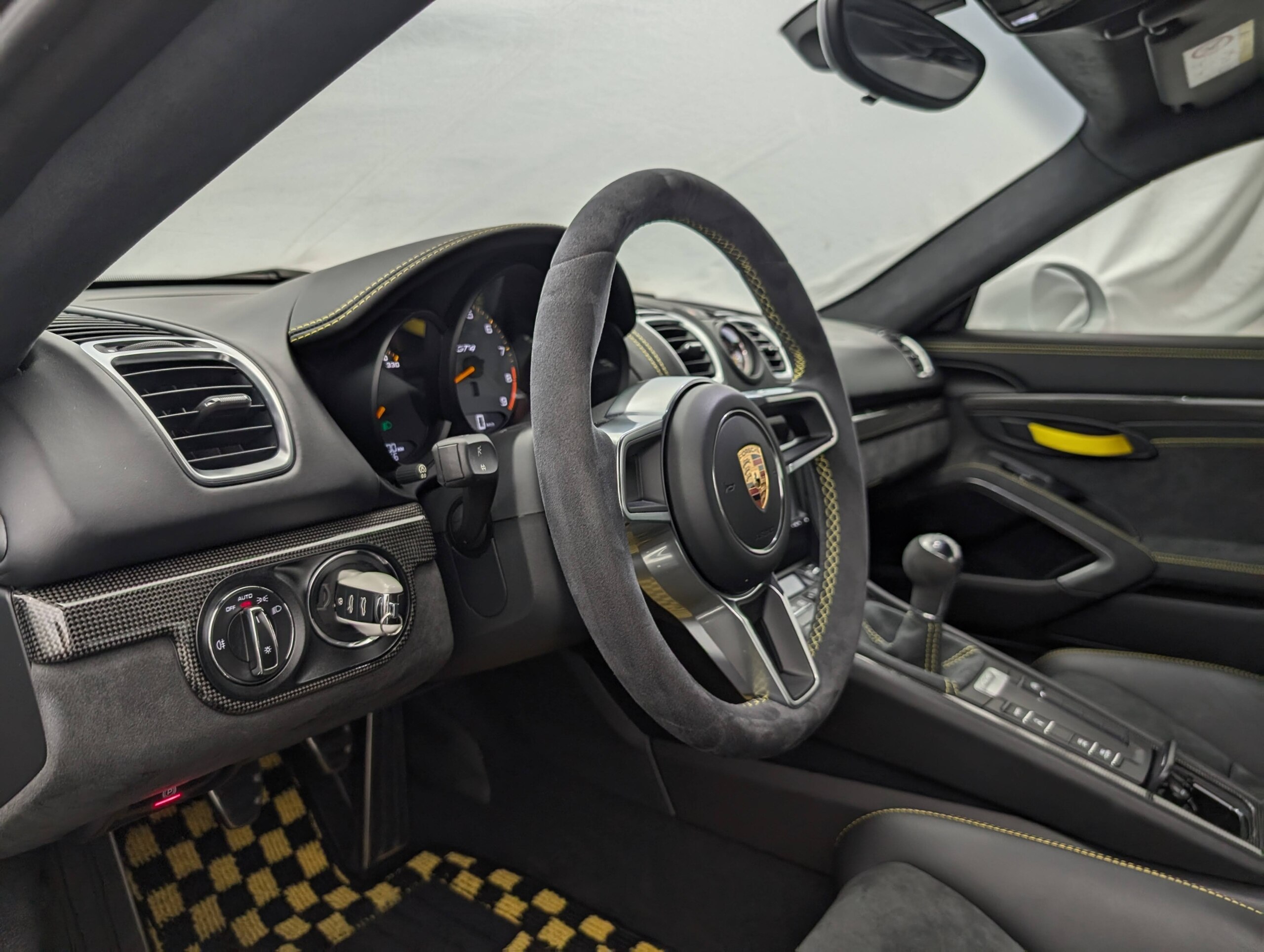 2016 Porsche Cayman GT4 — Photo 6 / 38