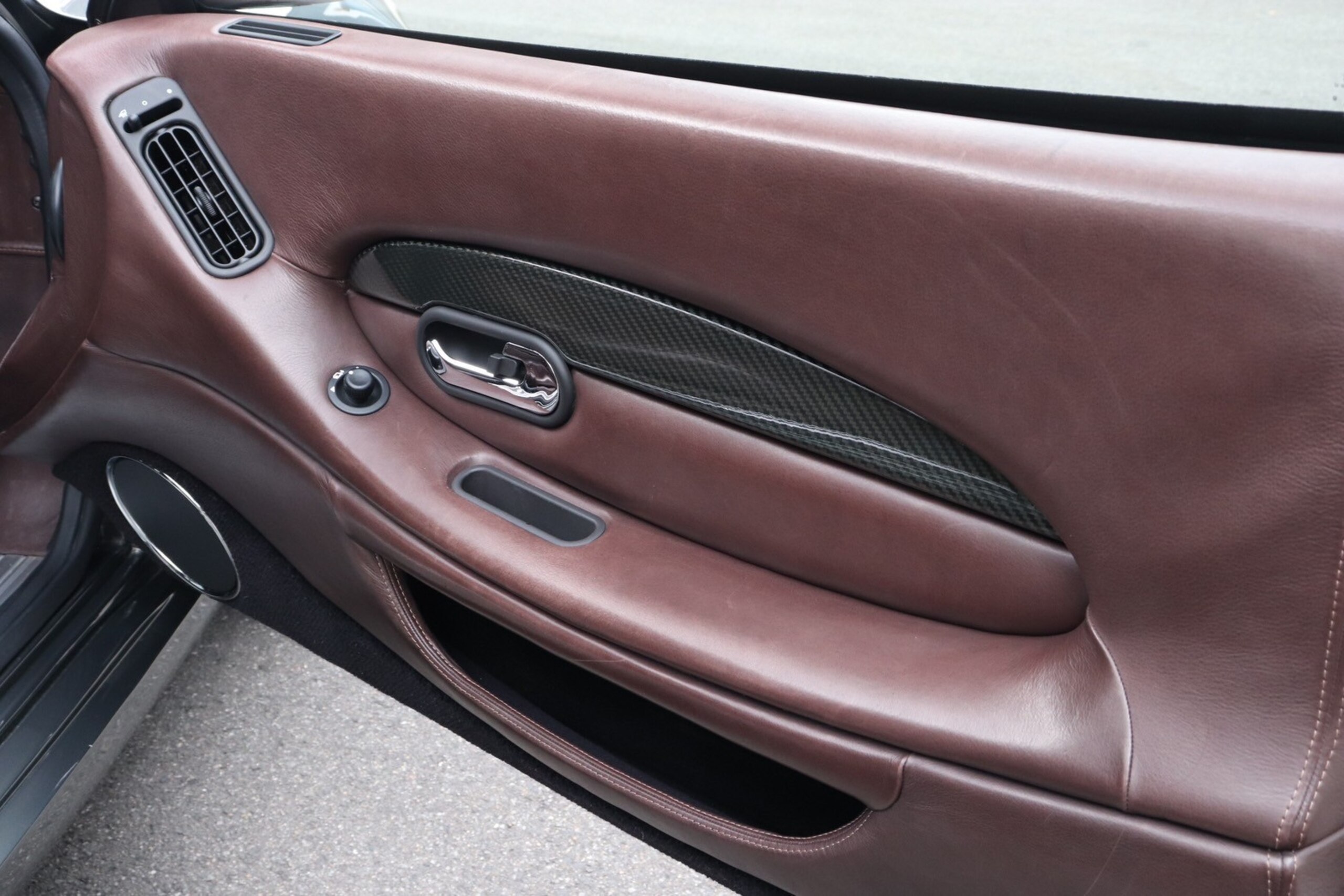 2004 Aston Martin DB7 Zagato — Photo 8 / 27