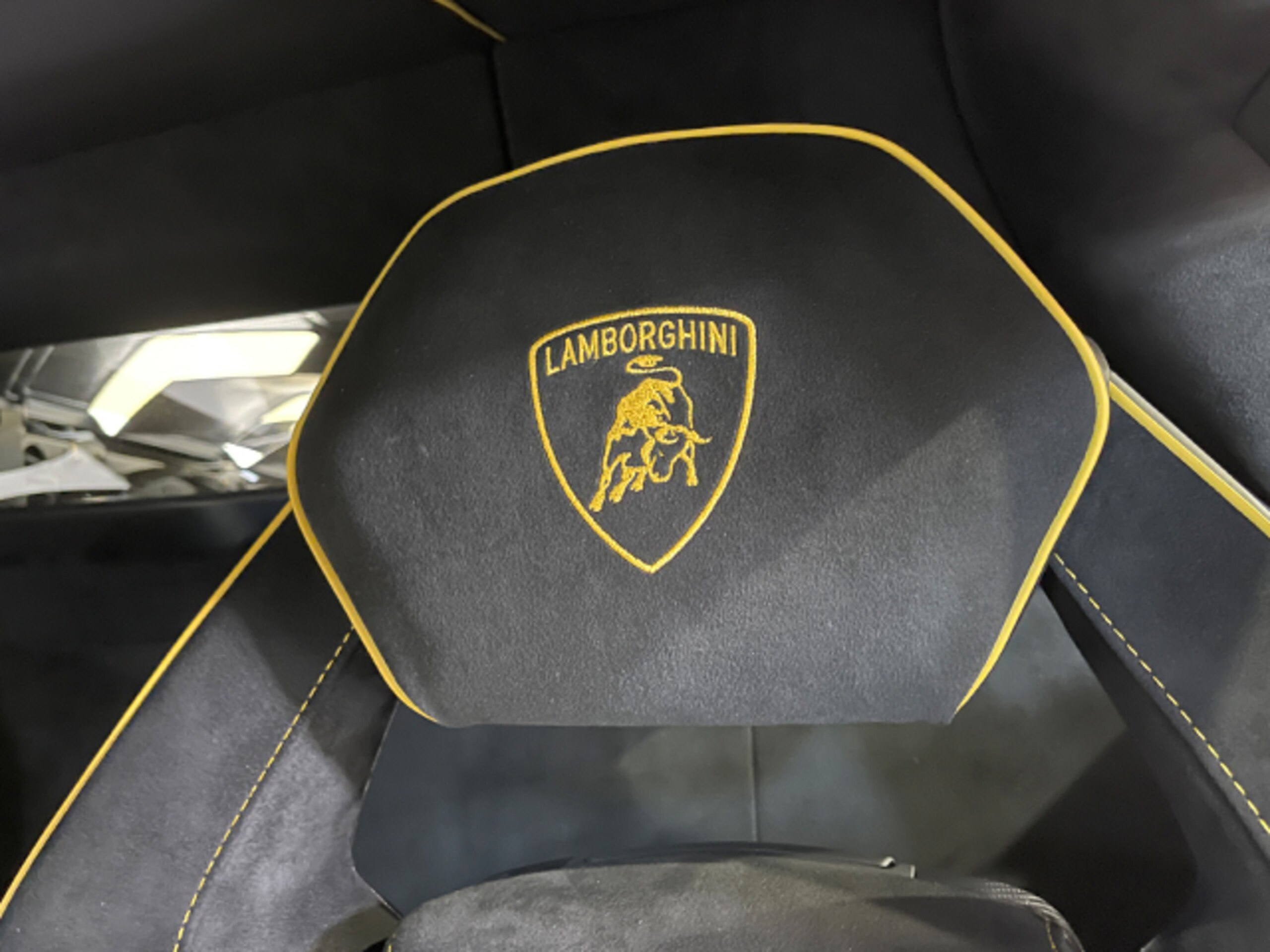 2019 Lamborghini Aventador SVJ — Photo 16 / 22