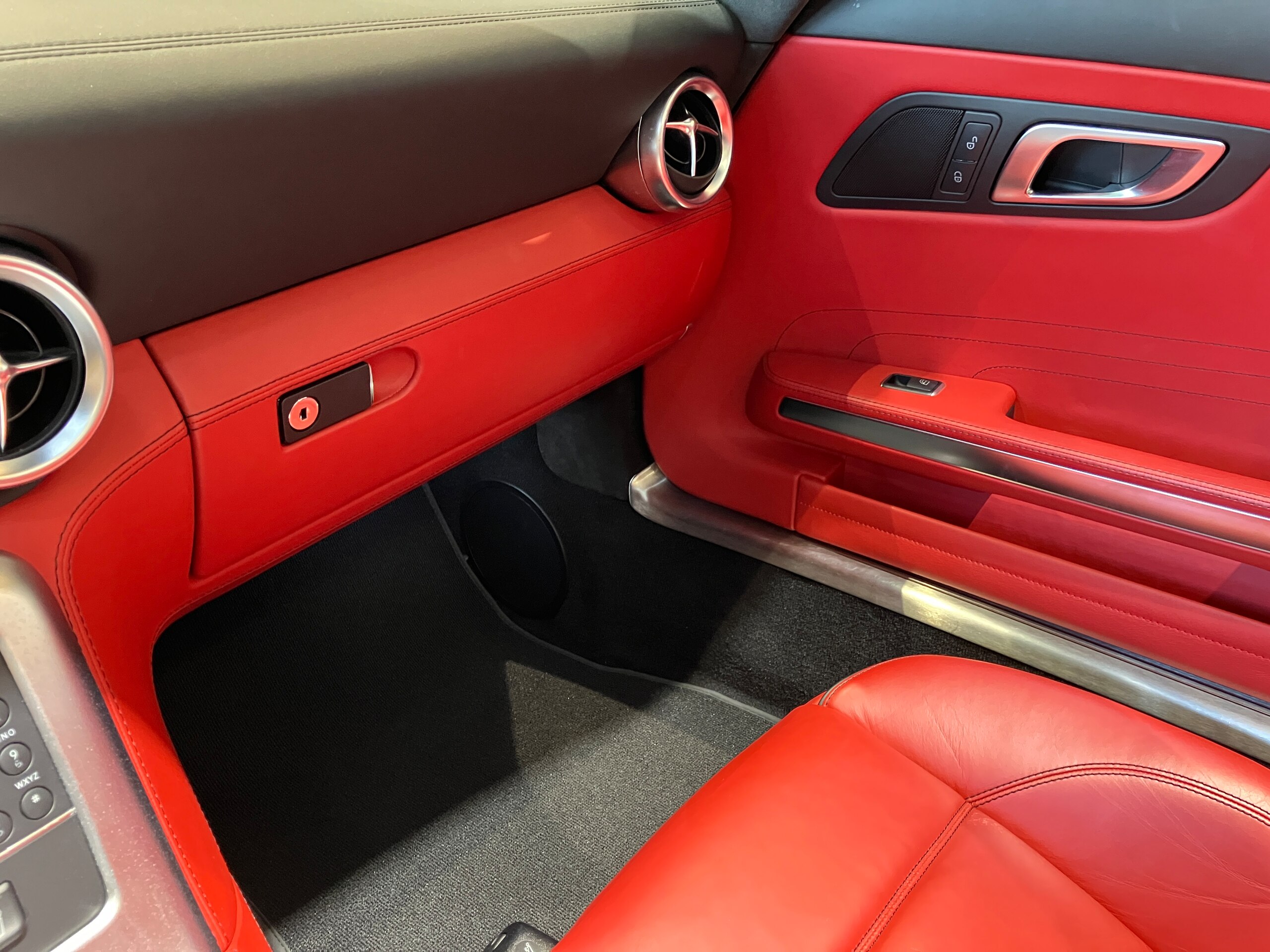 2011 Mercedes Benz SLS AMG Roadster — Photo 16 / 19