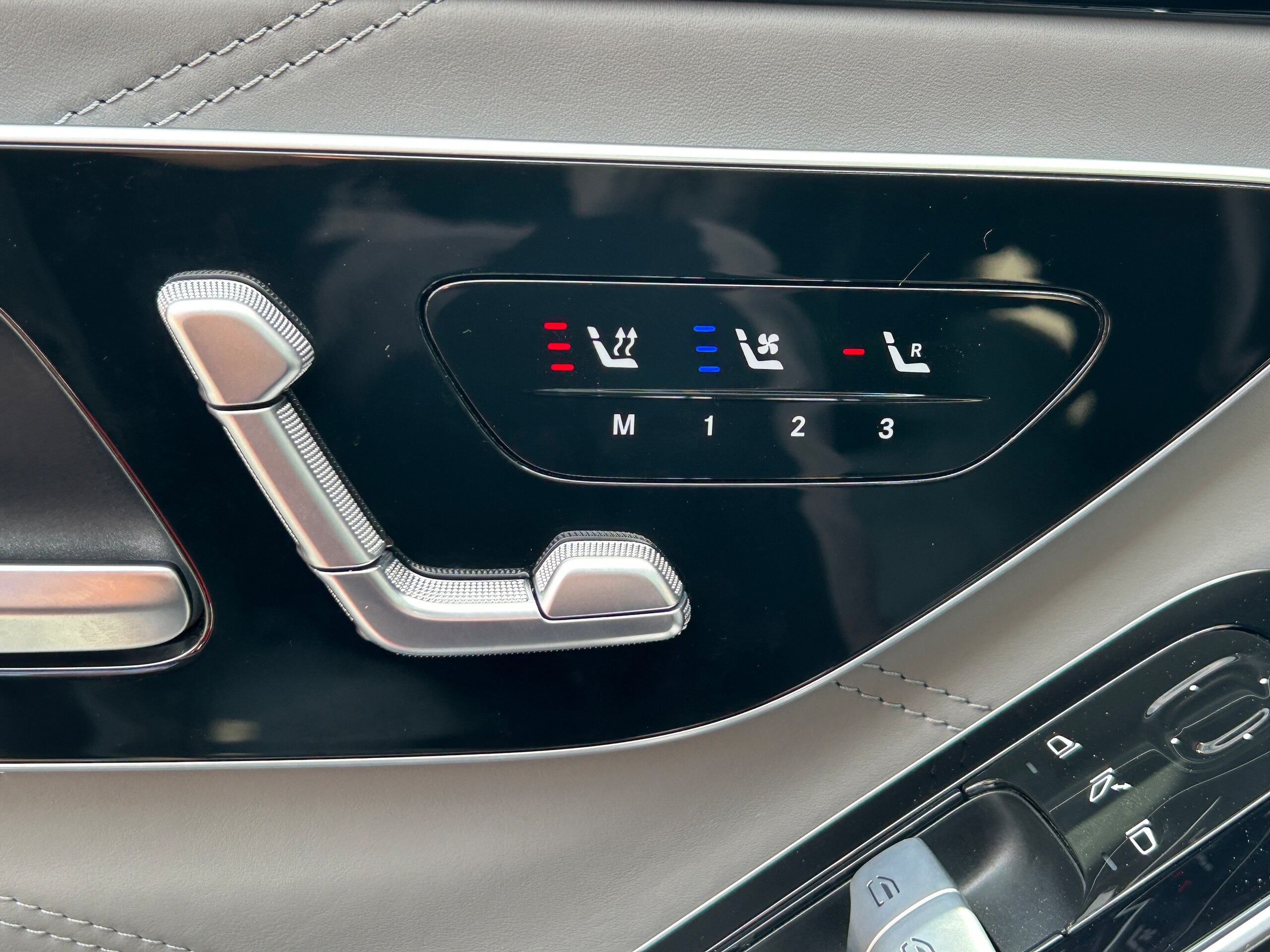 2025 Mercedes Benz Maybach S680 — Photo 7 / 40
