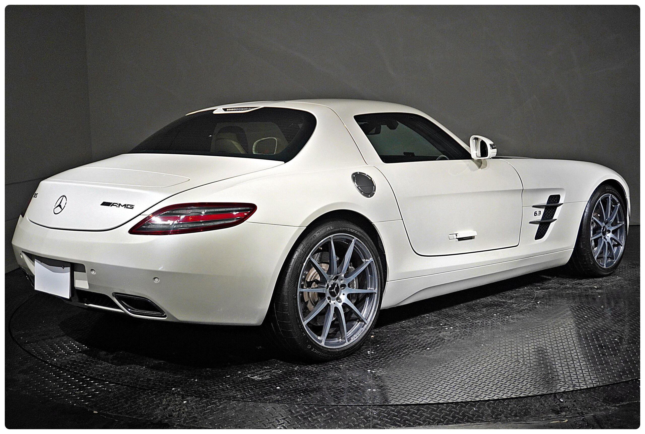 2010 Mercedes Benz SLS AMG — Photo 6 / 38