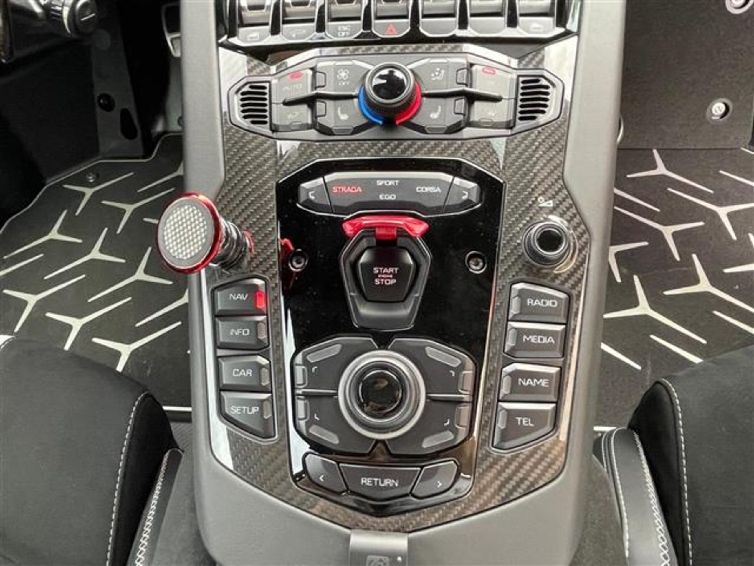 2019 Lamborghini Aventador SVJ — Photo 15 / 20