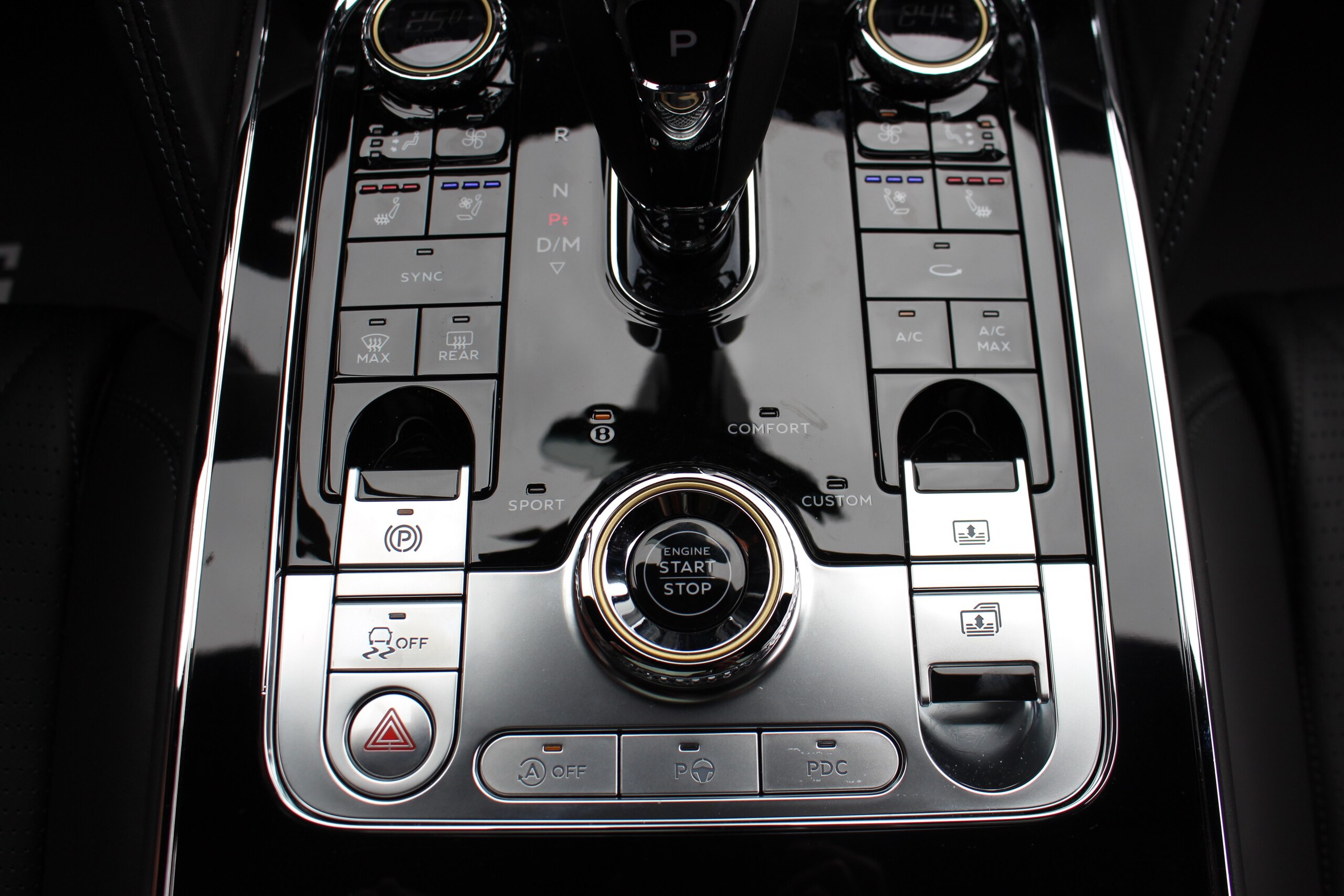 2022 Bentley Flying Spur — Photo 14 / 18
