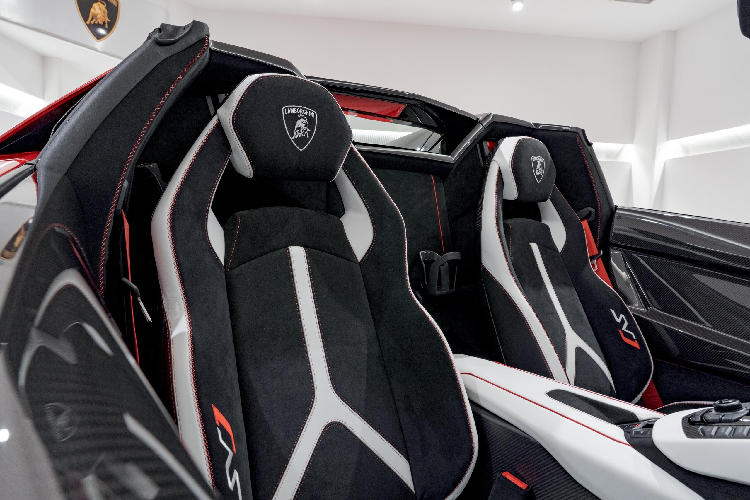 2021 Lamborghini Aventador SVJ Roadster — Photo 27 / 35