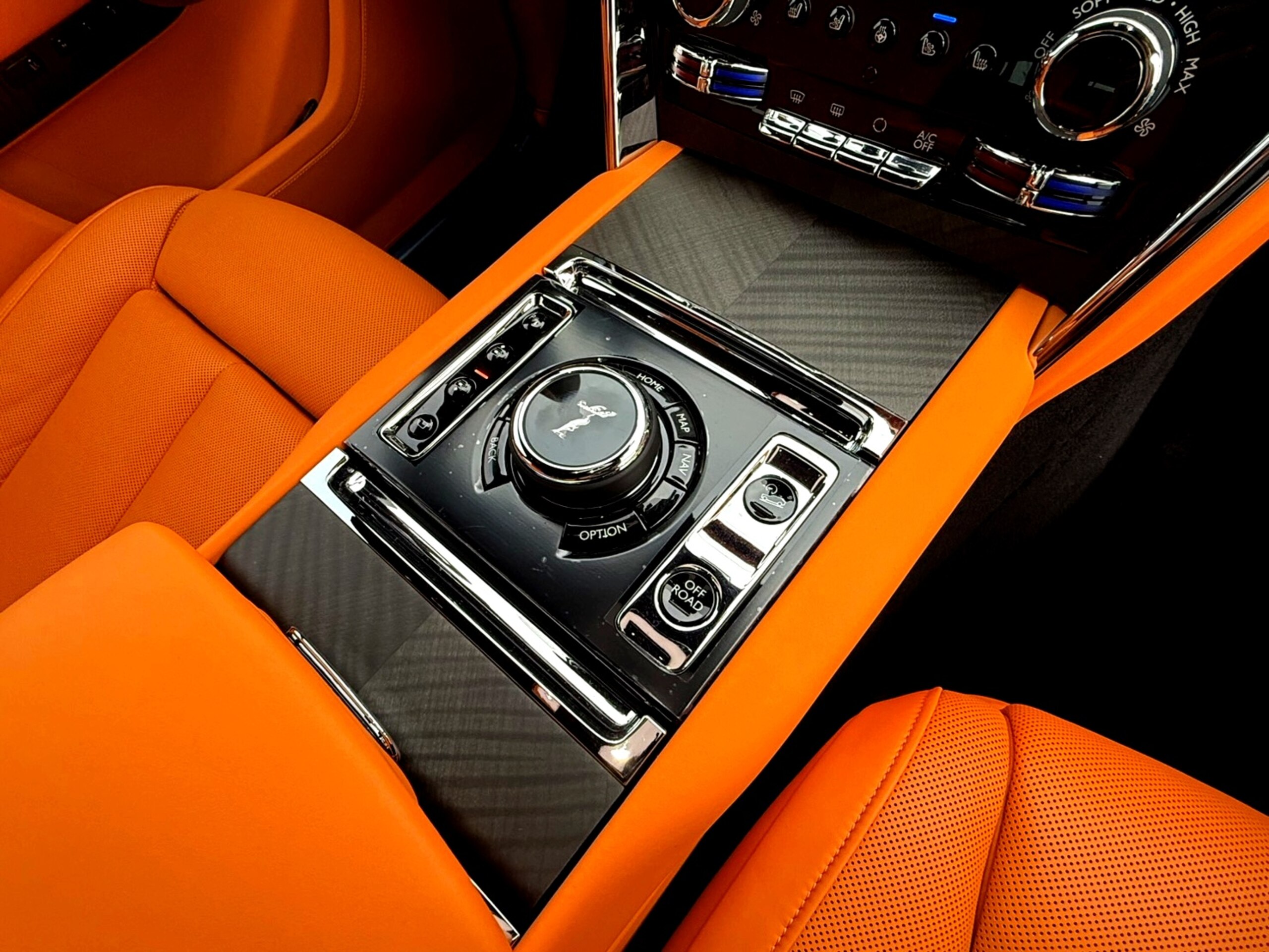 2025 Rolls-Royce Cullinan — Photo 16 / 25