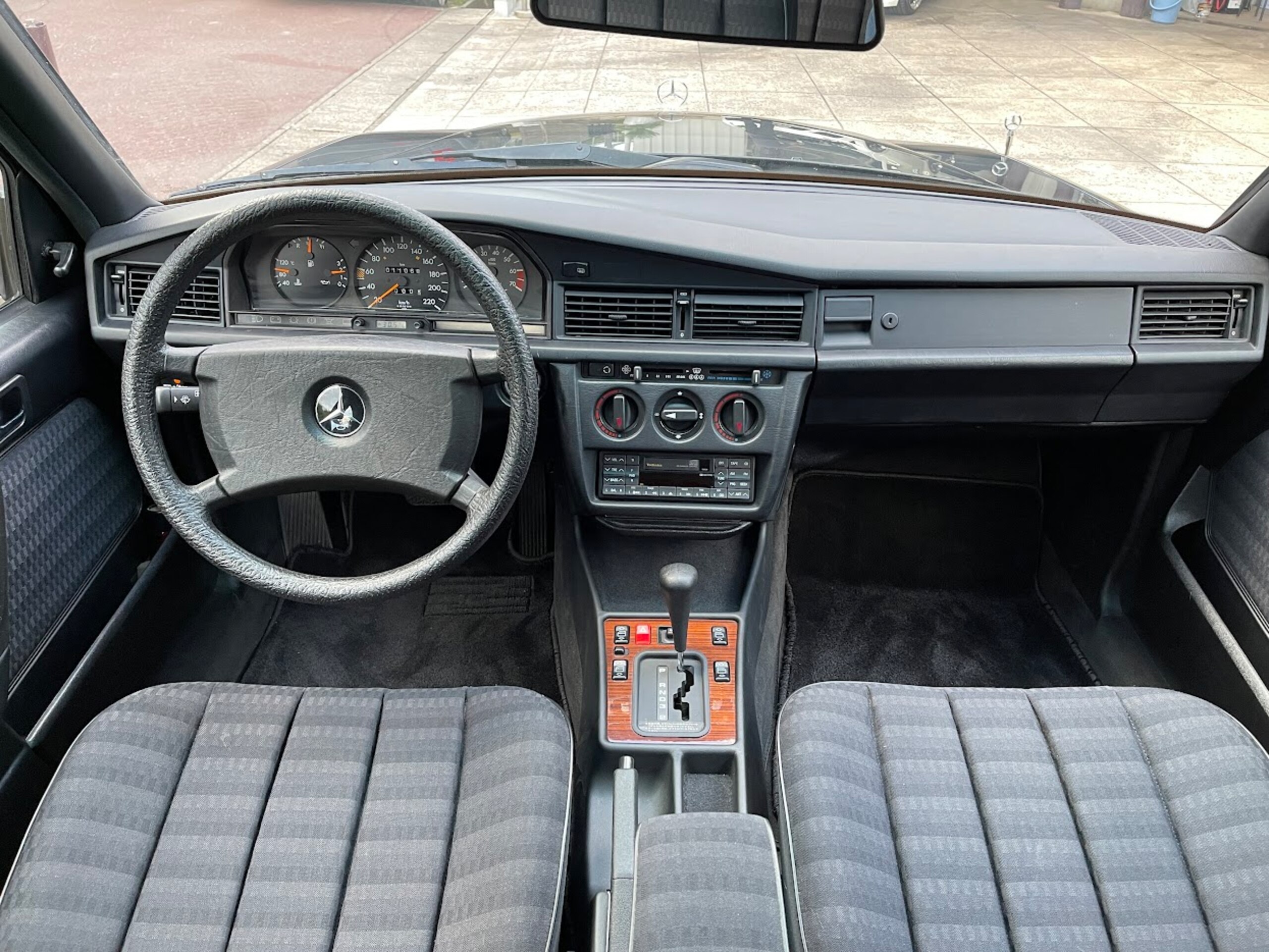 1991 Mercedes Benz 190E — Photo 10 / 17