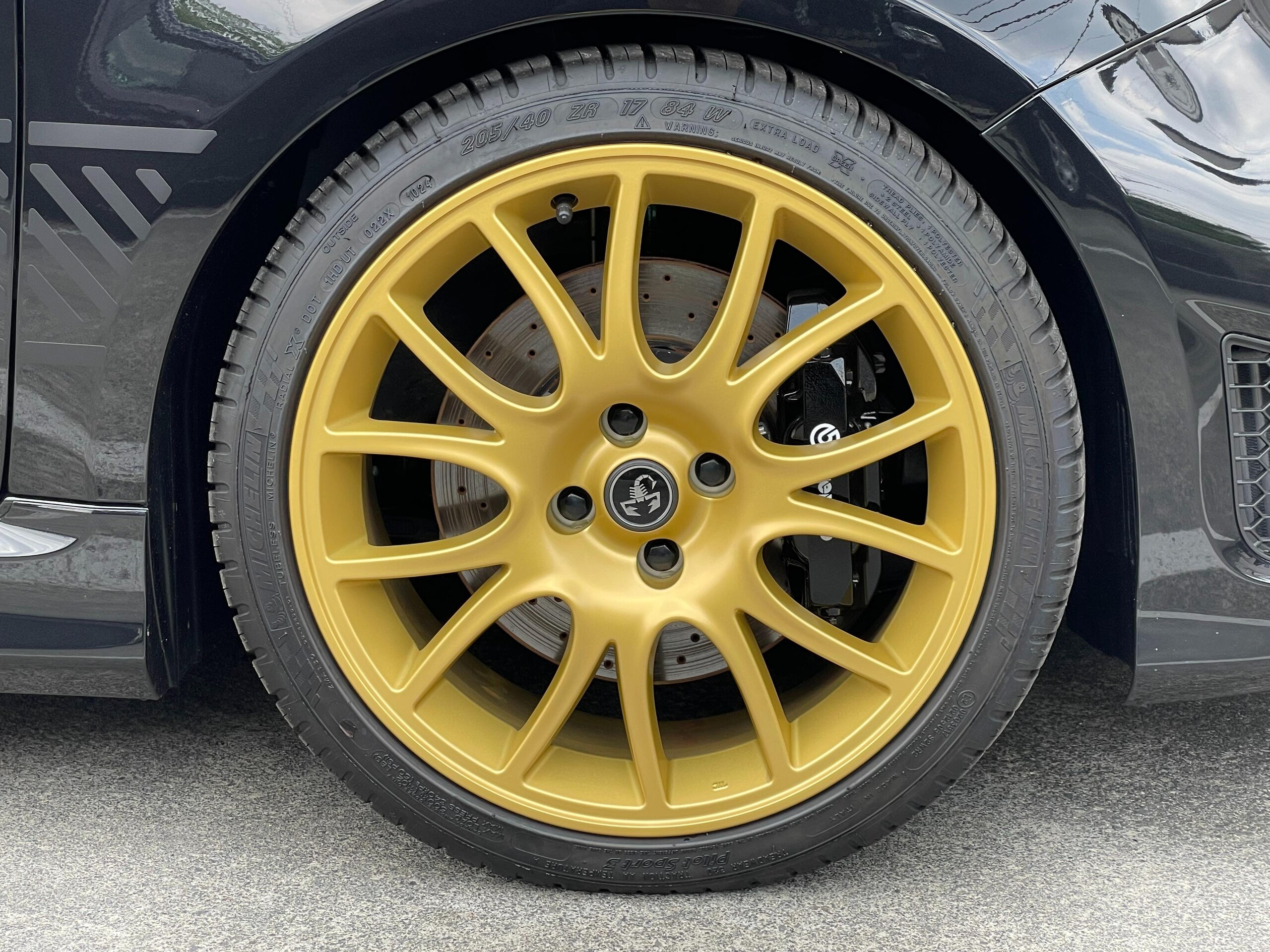2025 Abarth 695 75th Anniversary — Photo 13 / 33