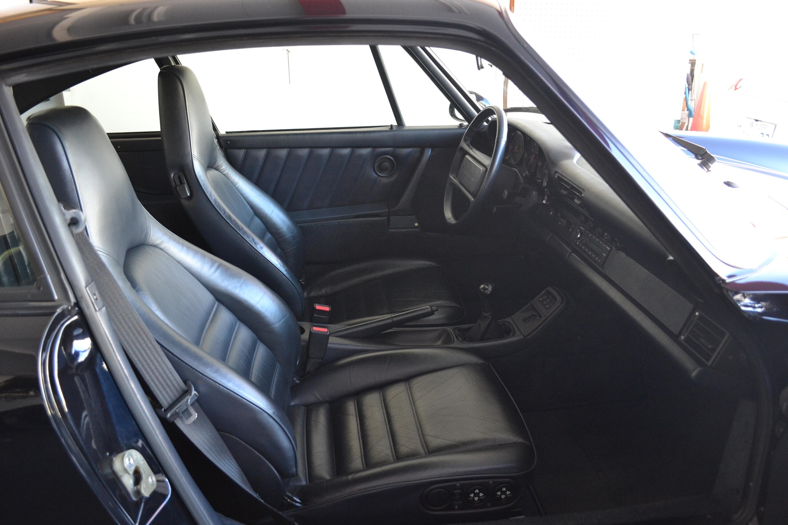 1990 Porsche 911 Carrera 2 — Photo 14 / 18