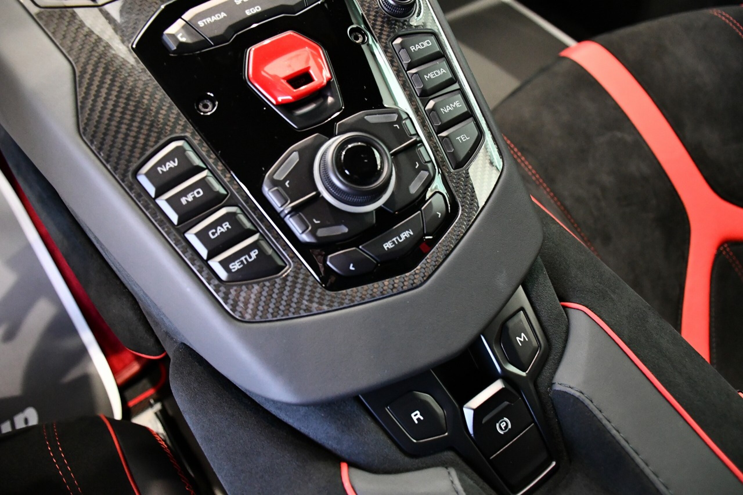 2019 Lamborghini Aventador SVJ — Photo 32 / 46