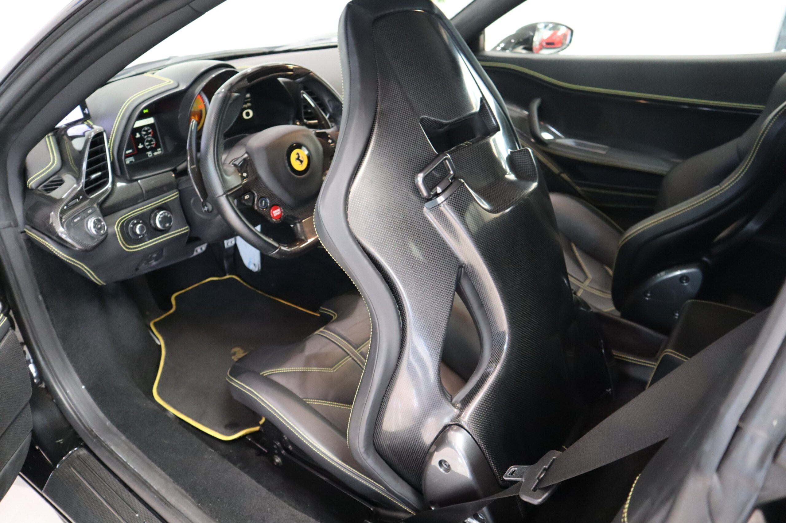 2012 Ferrari 458 Italia F1 DCT — Photo 8 / 18