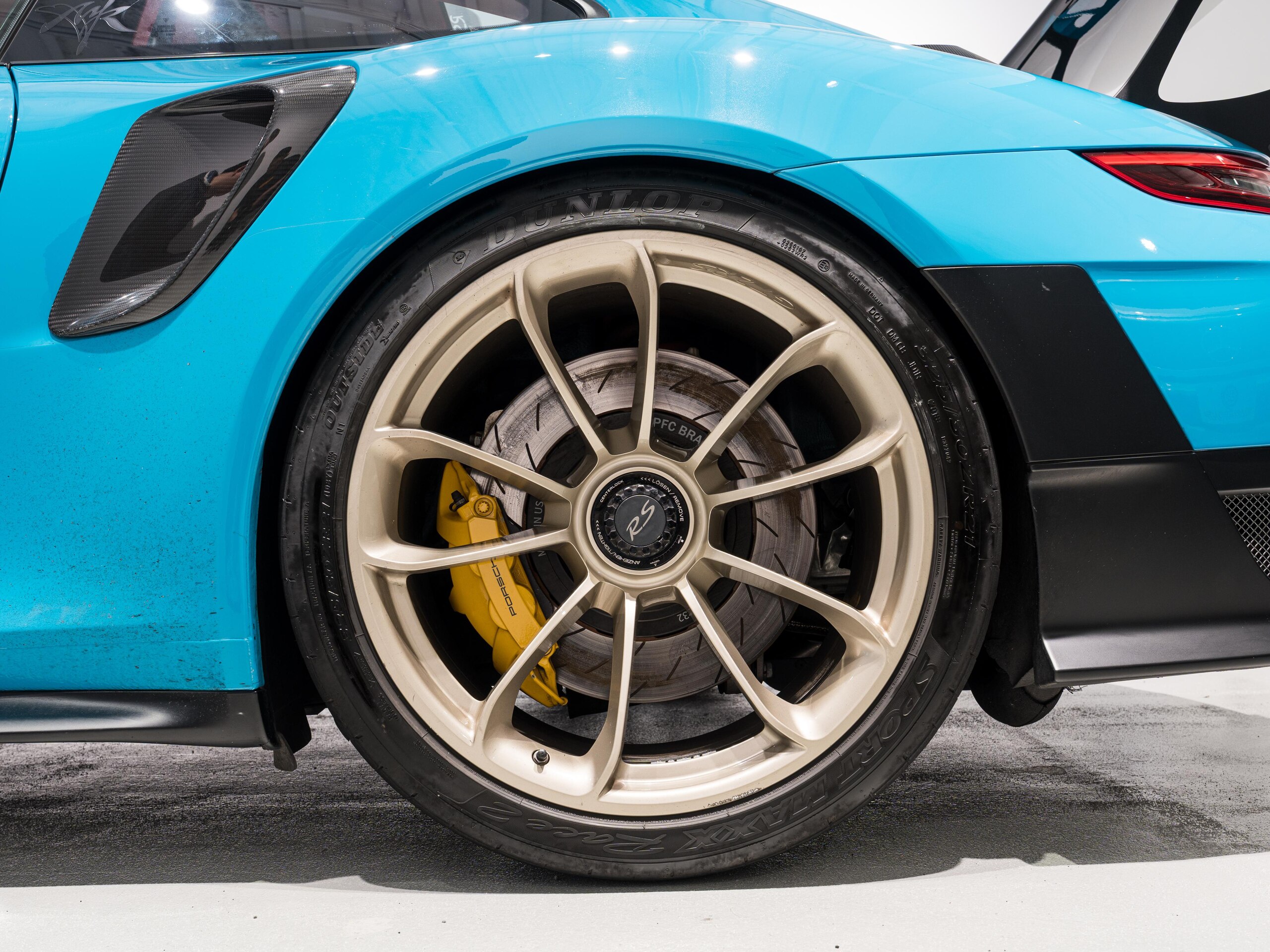 2019 Porsche 911 GT2 RS — Photo 18 / 20