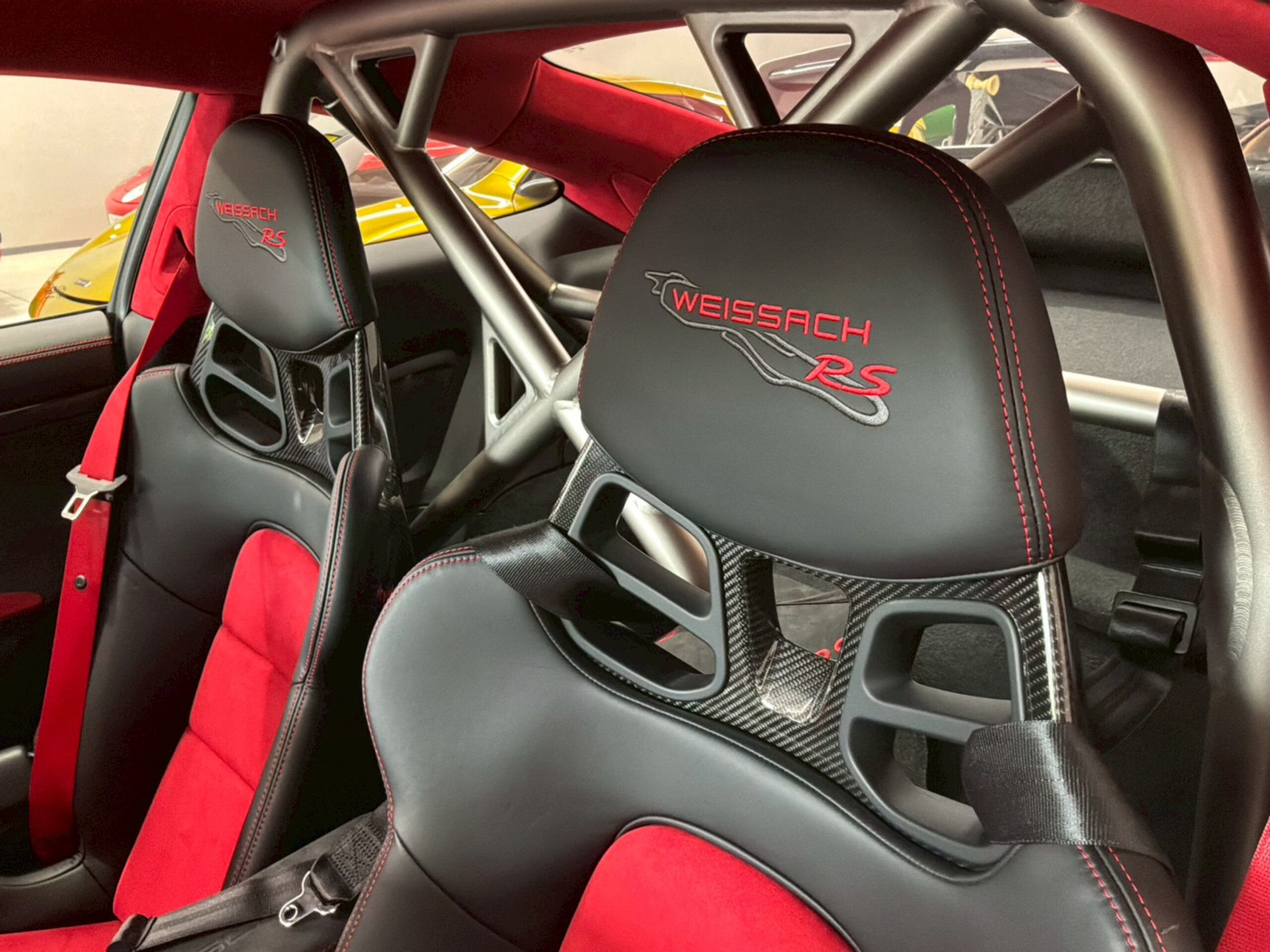2019 Porsche 911 GT2 RS — Photo 16 / 32