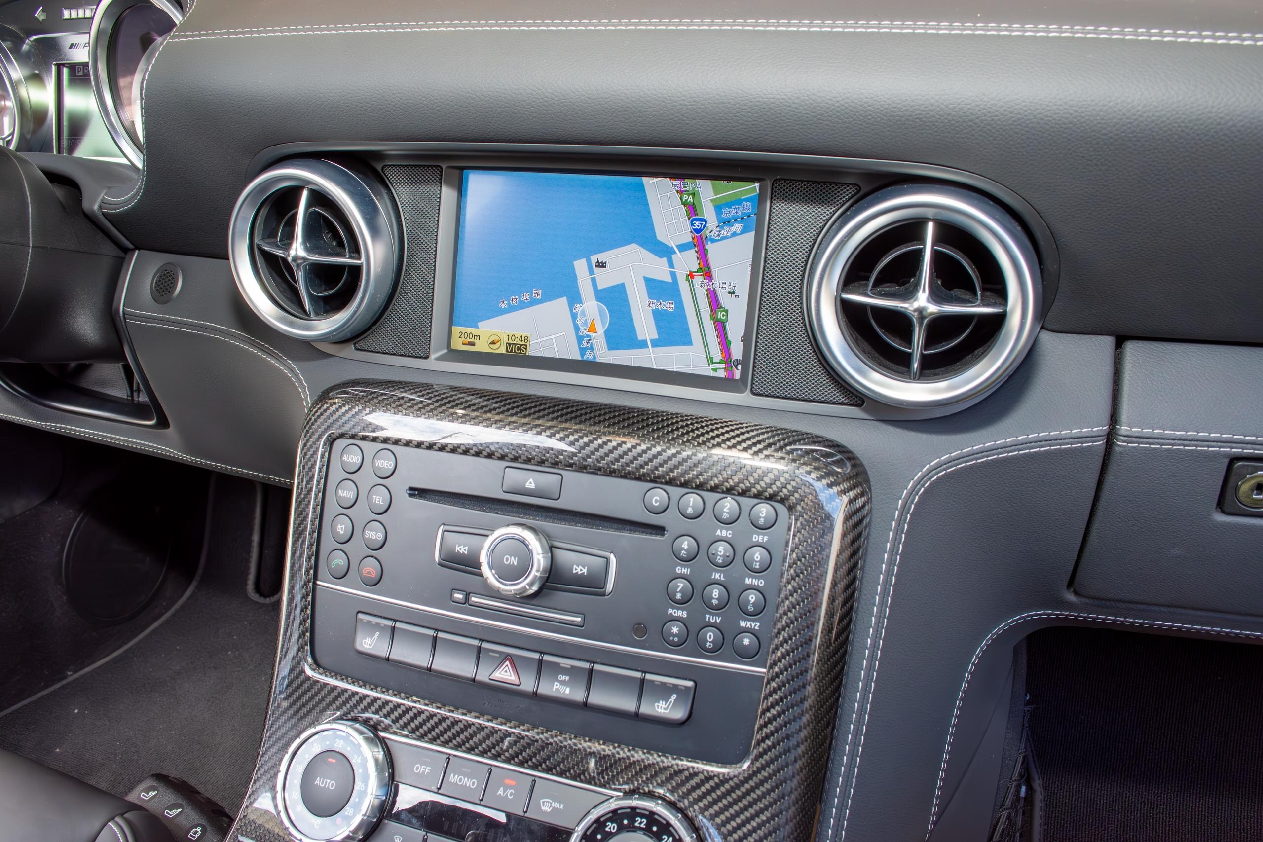 2010 Mercedes Benz SLS AMG — Photo 13 / 23