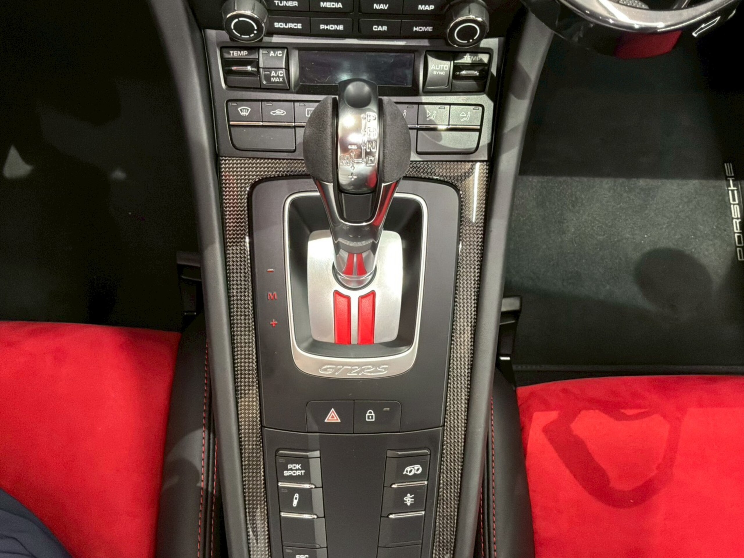 2019 Porsche 911 GT2 RS — Photo 9 / 32
