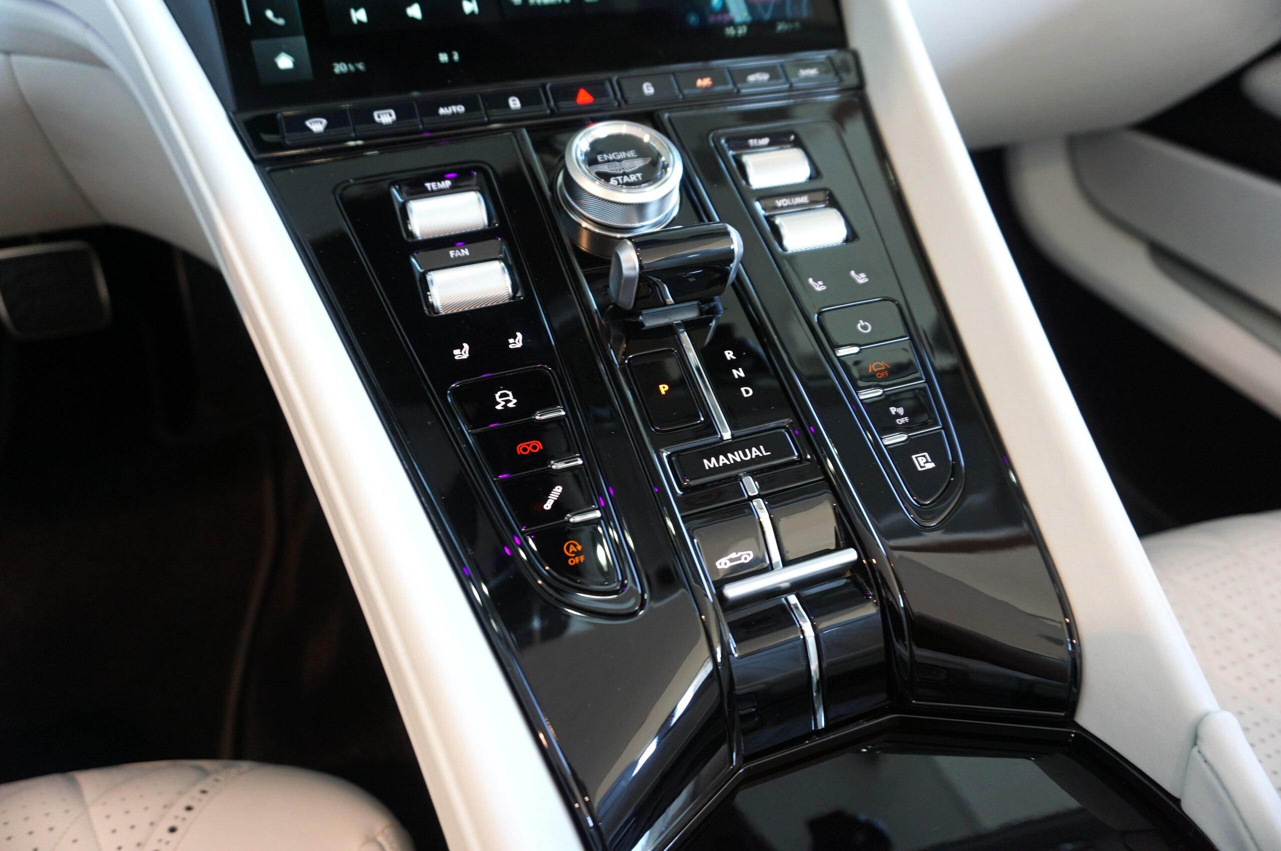 2024 Aston Martin DB12 Volante — Photo 27 / 45