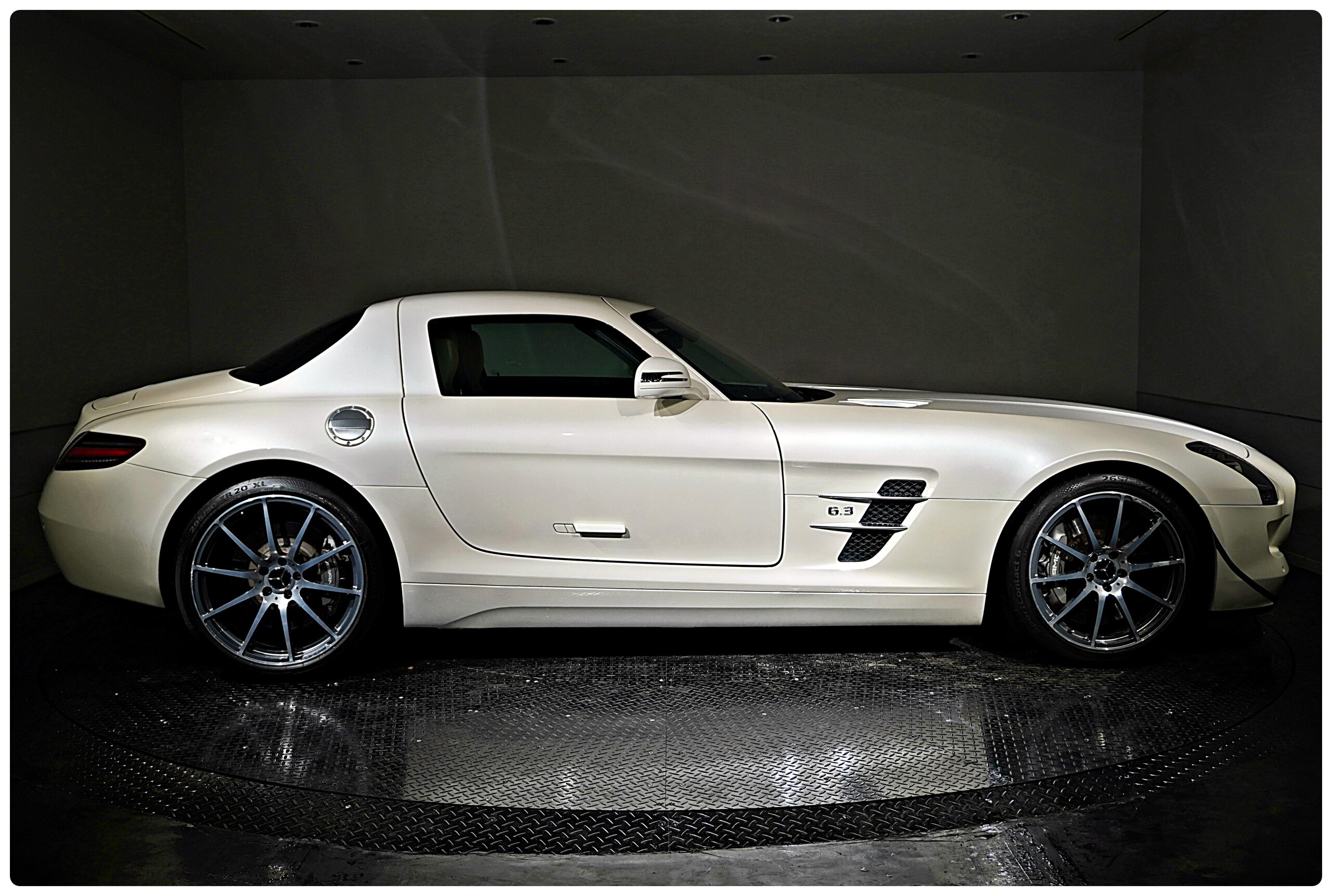 2010 Mercedes Benz SLS AMG — Photo 7 / 38