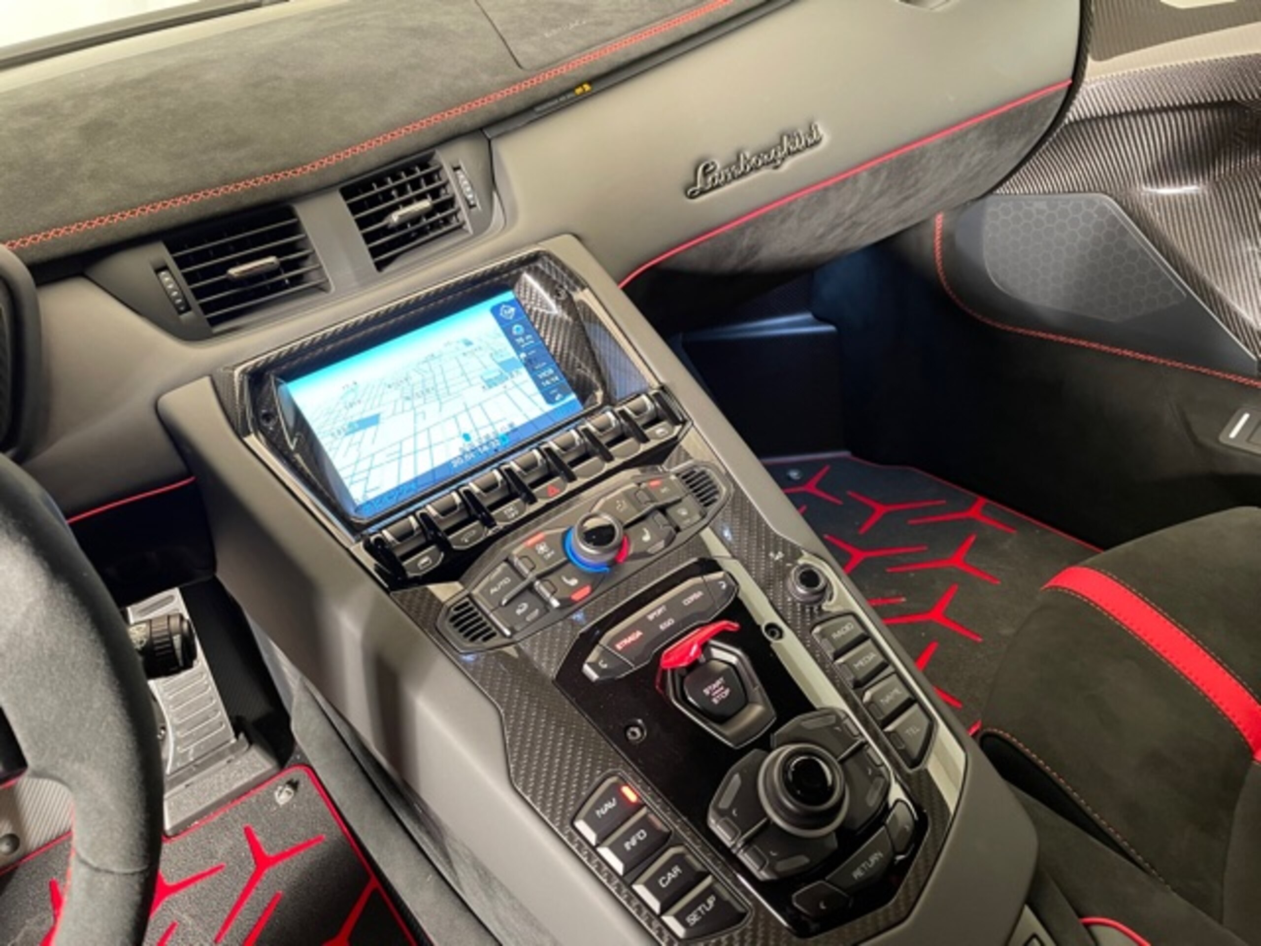 2019 Lamborghini Aventador SVJ — Photo 14 / 15