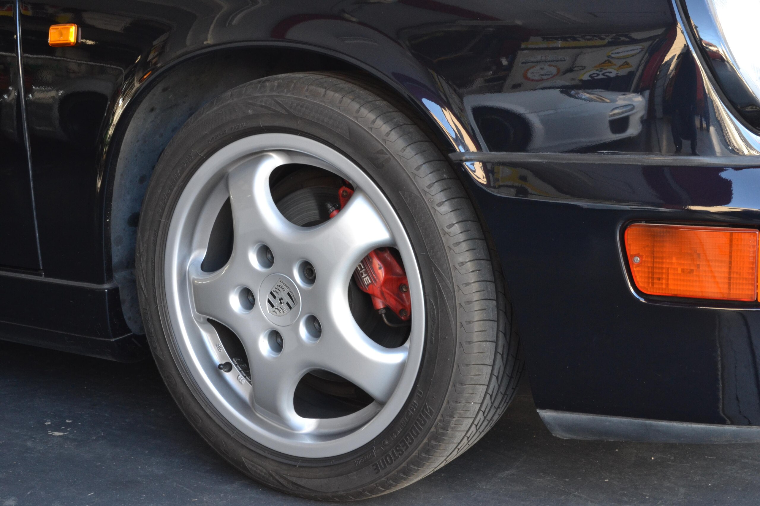 1990 Porsche 911 Carrera 2 — Photo 17 / 18