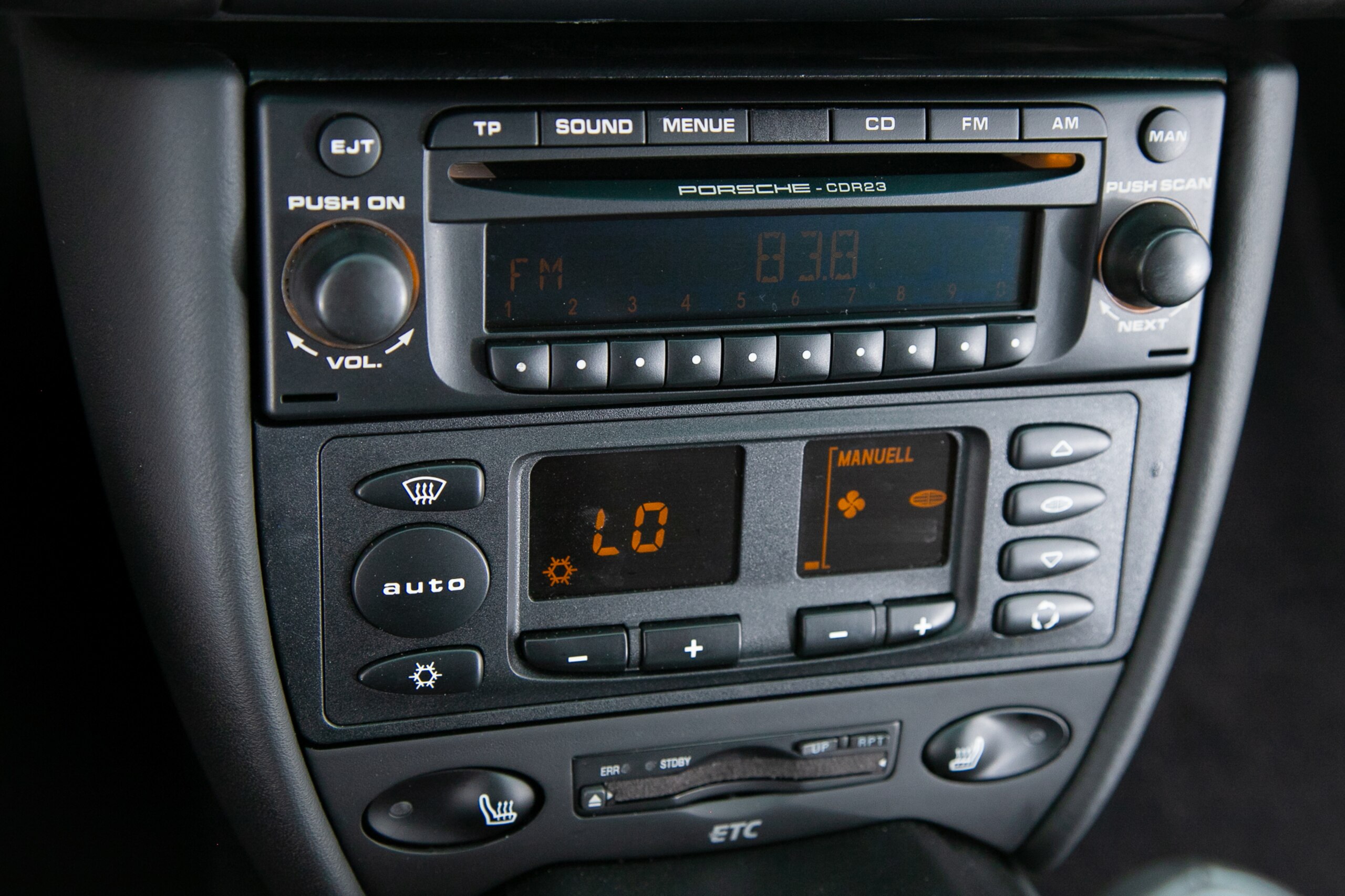 2002 Porsche 911 Carrera 4 — Photo 12 / 20