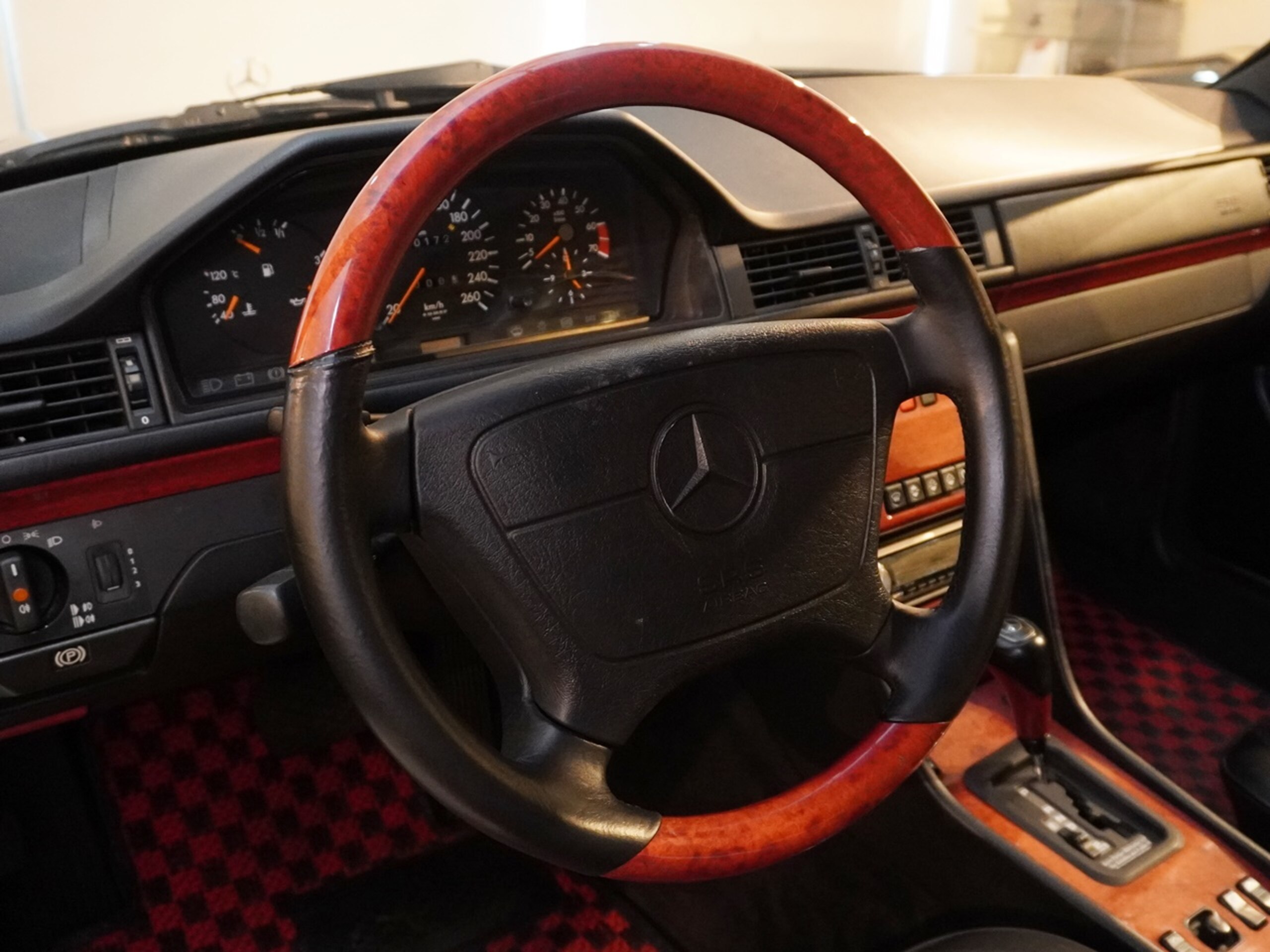 1994 Mercedes Benz E500 Limited — Photo 7 / 18