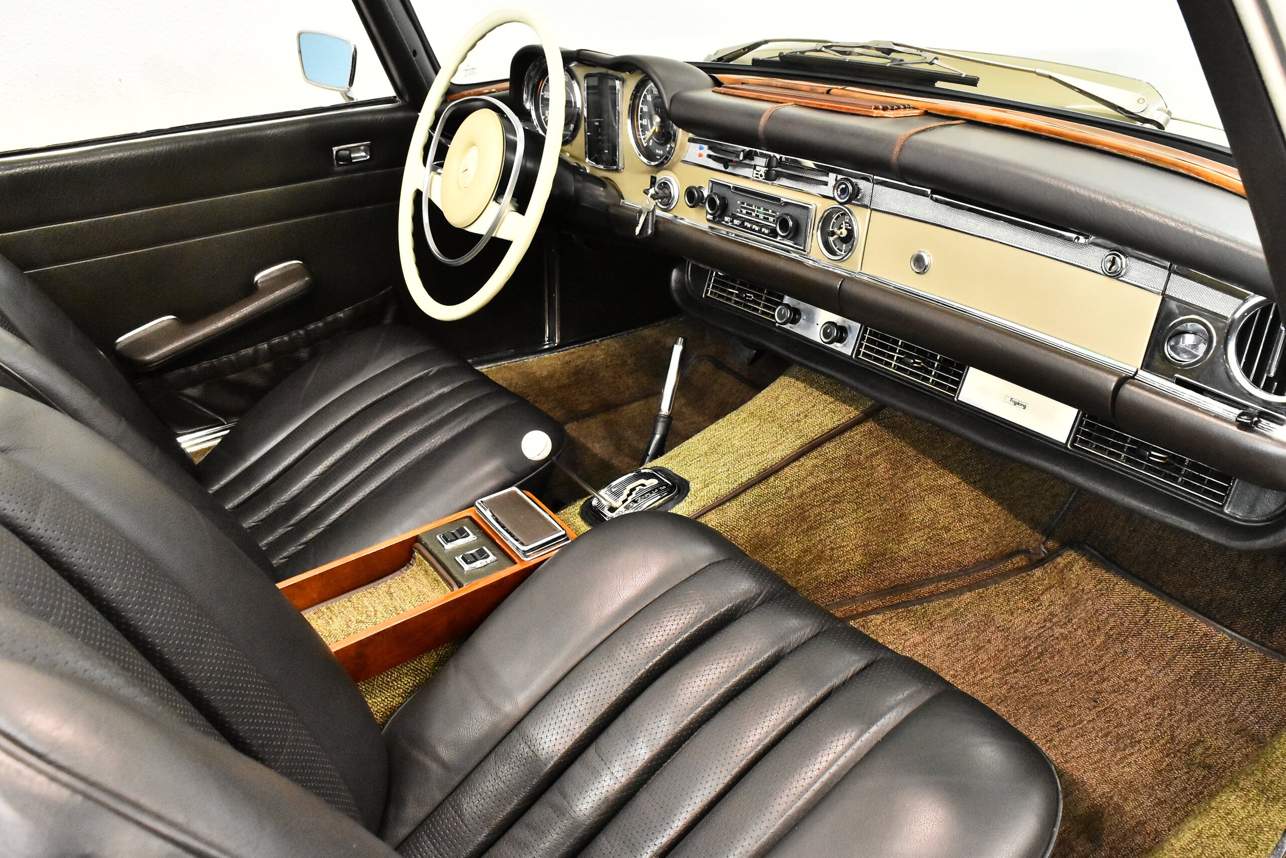 1970 Mercedes Benz 280SL — Photo 9 / 16