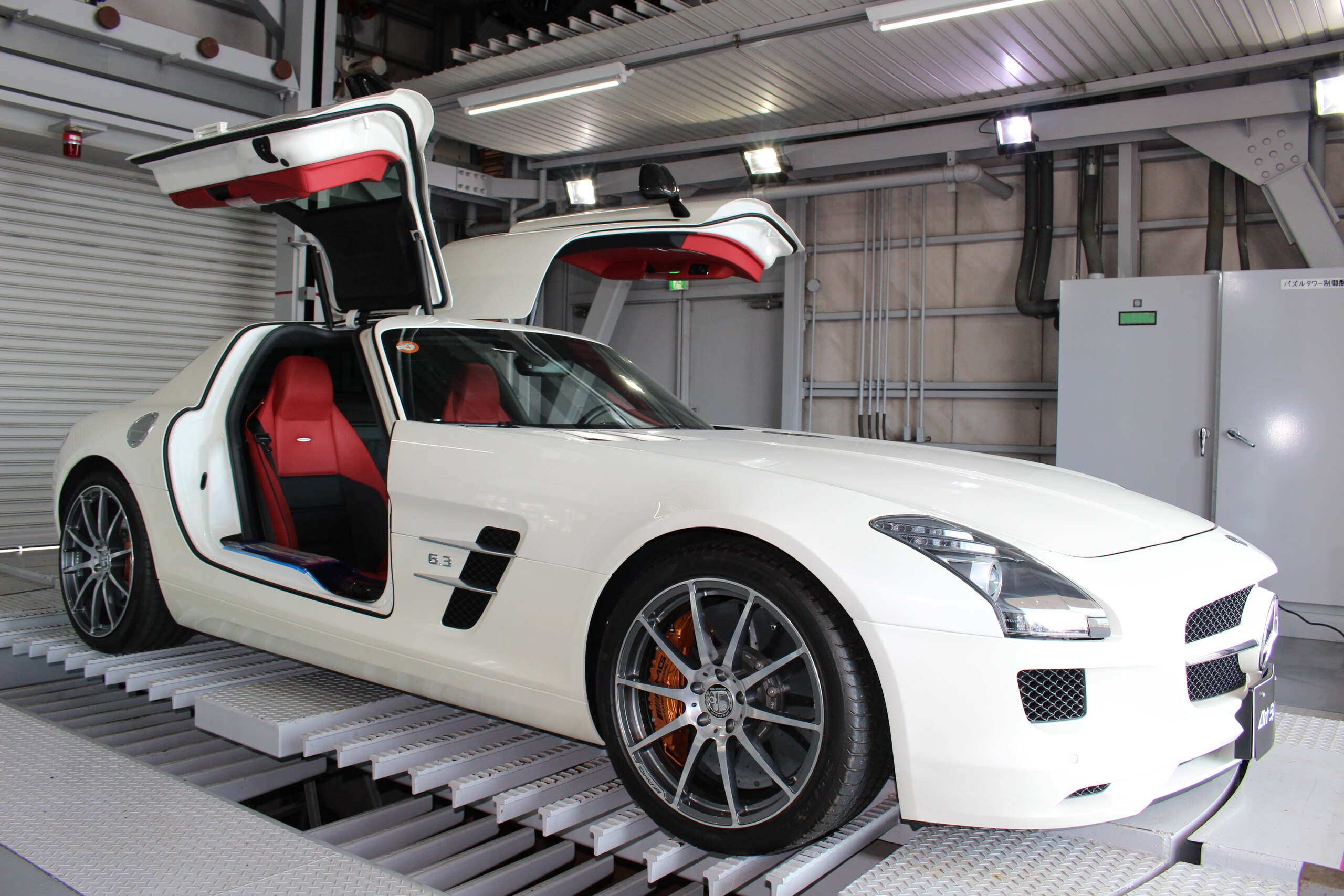 2010 Mercedes Benz SLS AMG — Photo 6 / 20