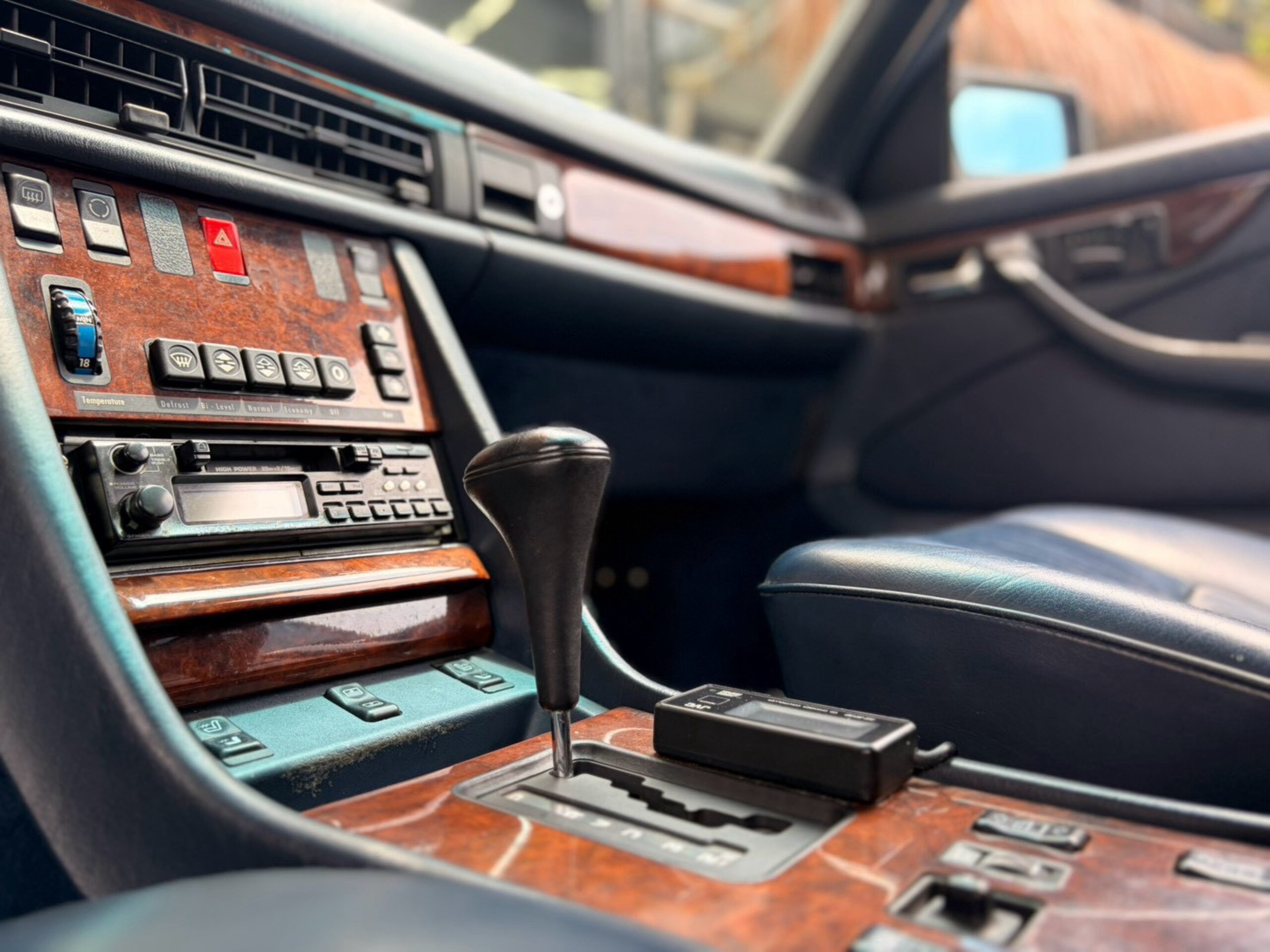 1986 Mercedes Benz 560SEC — Photo 9 / 36