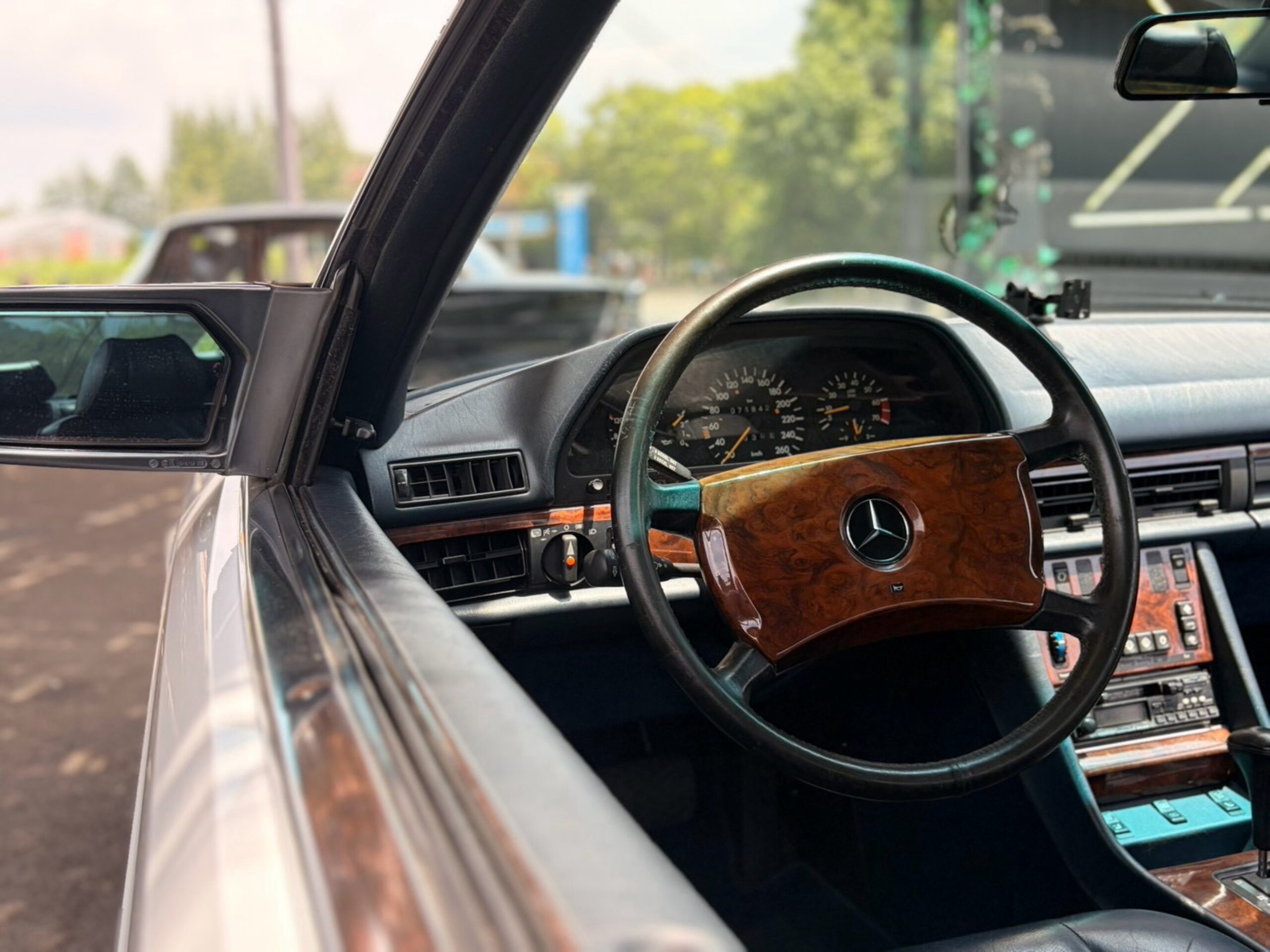 1986 Mercedes Benz 560SEC — Photo 17 / 36