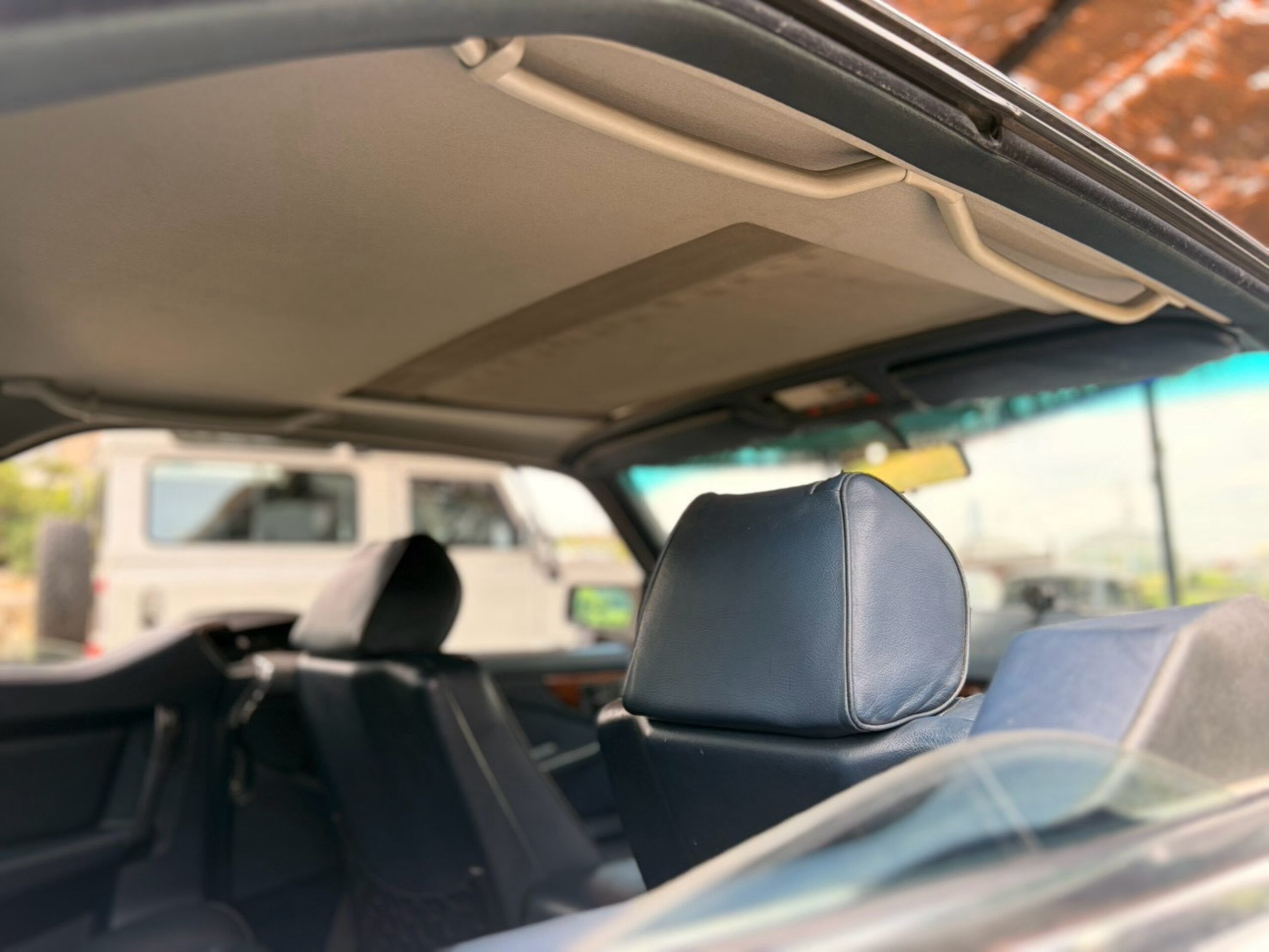 1986 Mercedes Benz 560SEC — Photo 18 / 36