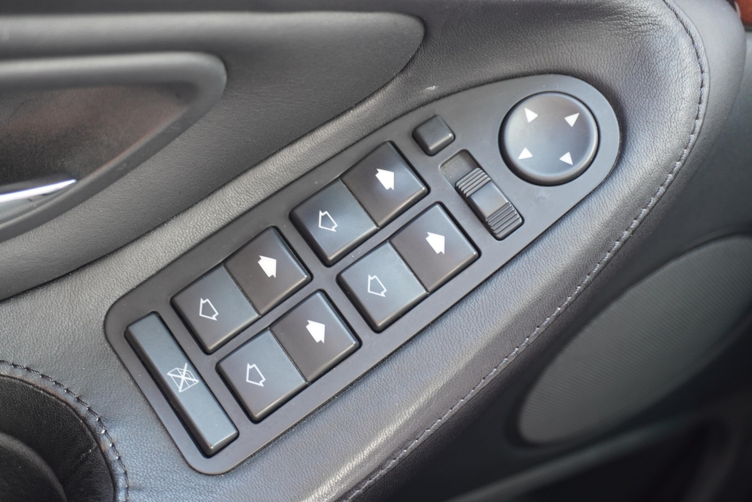 1996 BMW 750iL — Photo 21 / 36