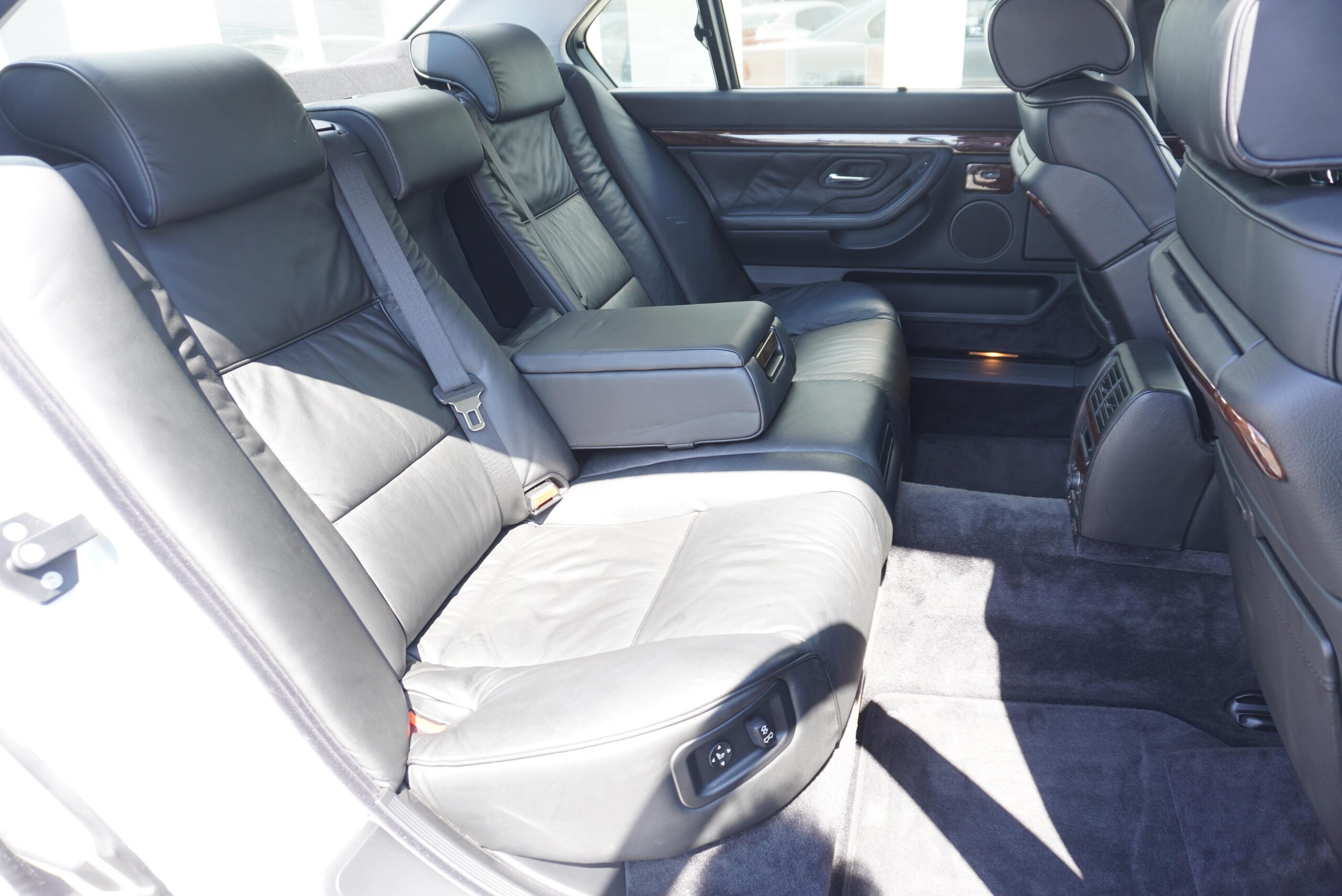 1996 BMW 750iL — Photo 24 / 36