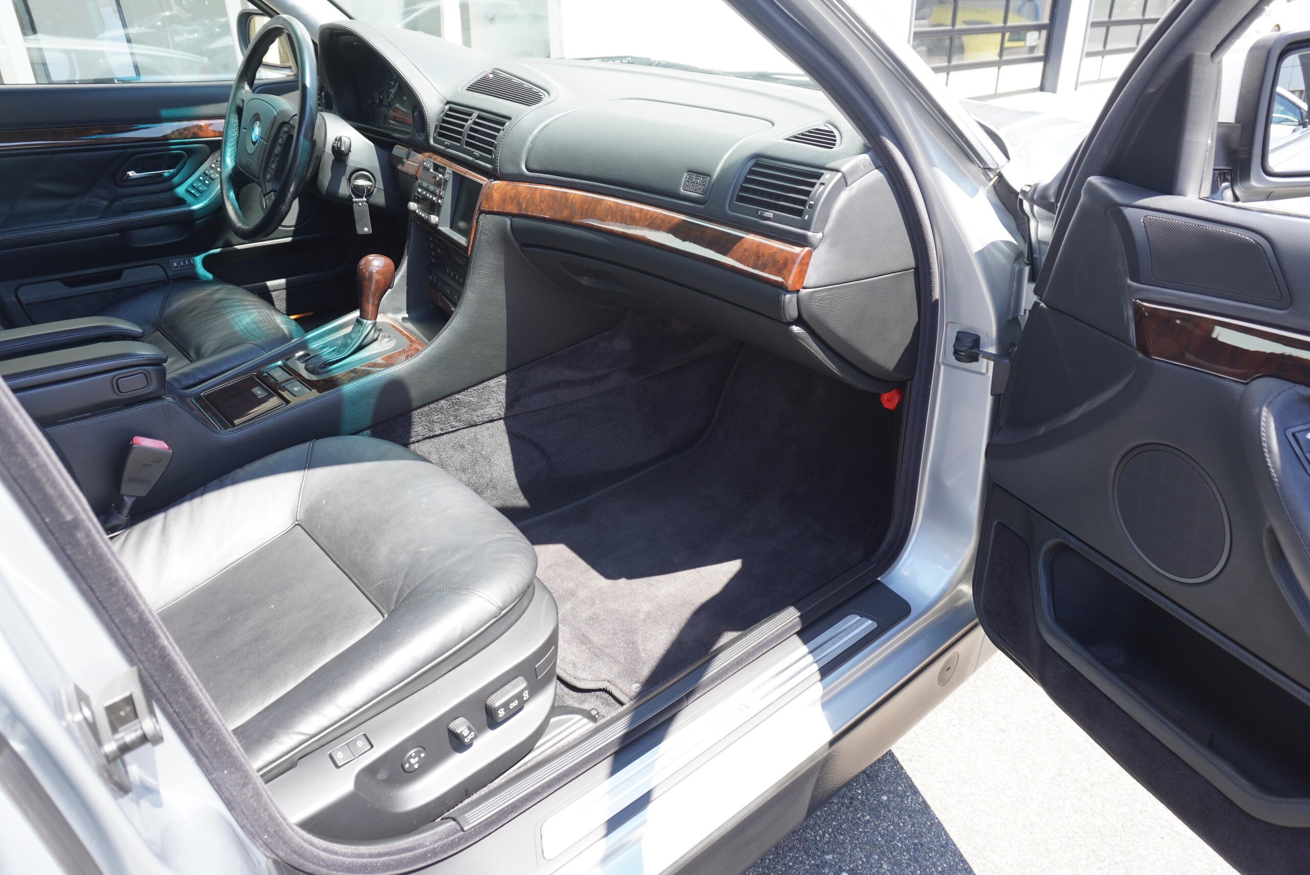 1996 BMW 750iL — Photo 27 / 36