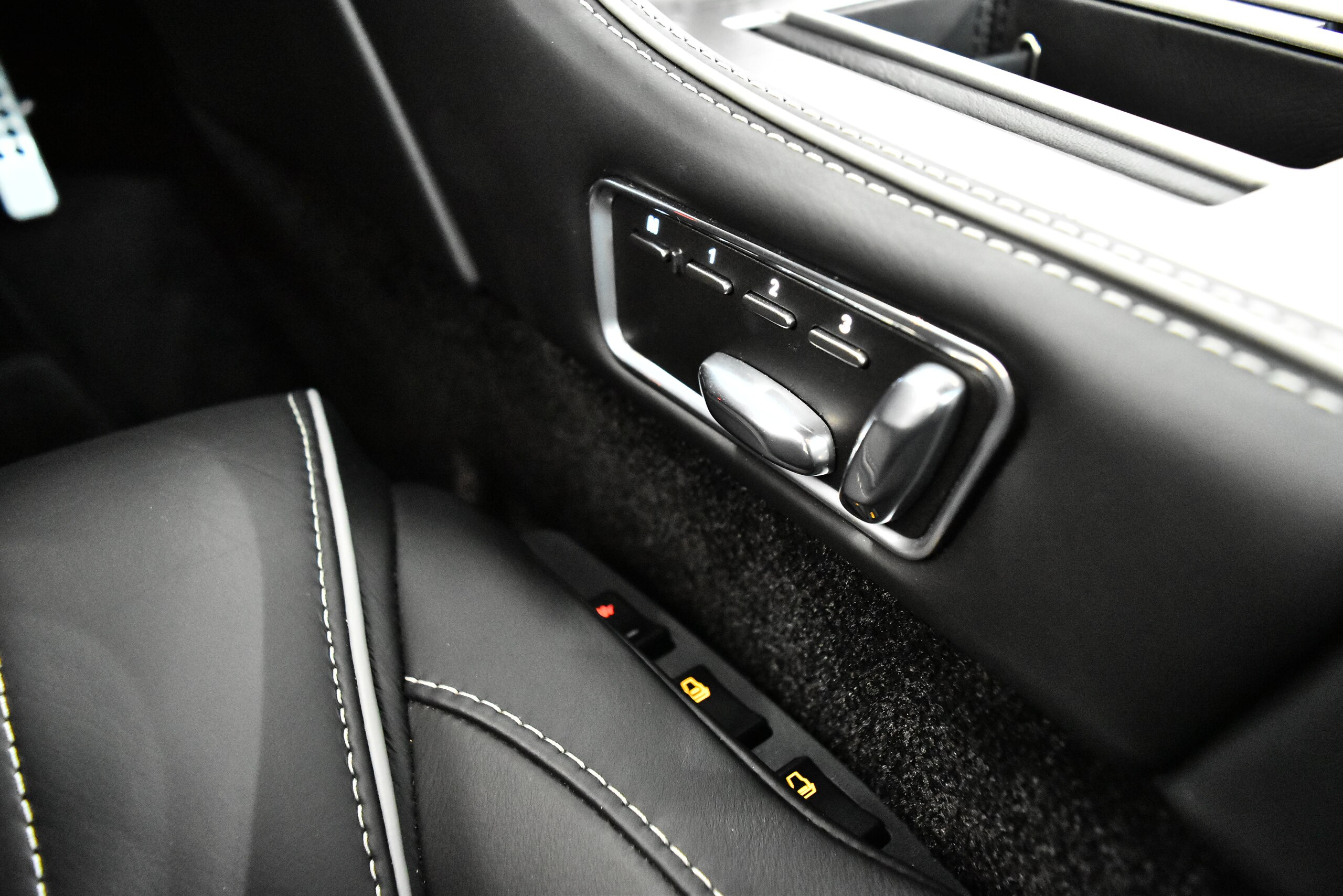 2012 Aston Martin DB9 — Photo 10 / 16