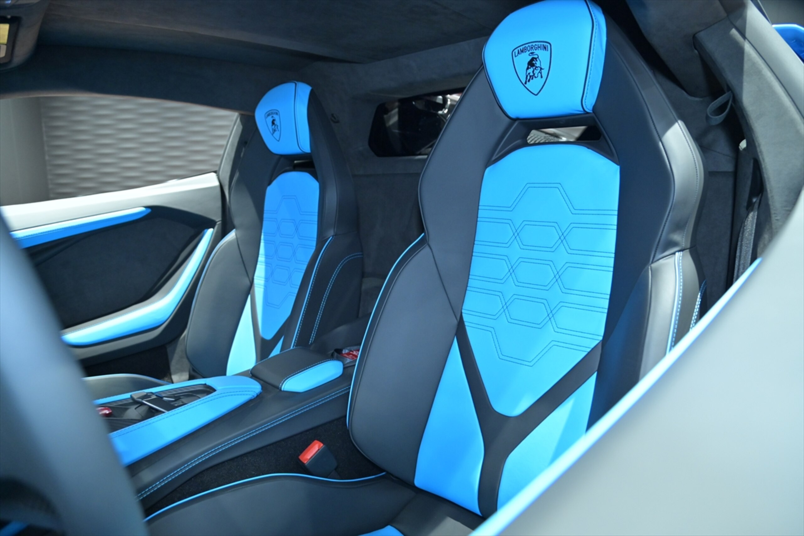 2024 Lamborghini Revuelto — Photo 8 / 21