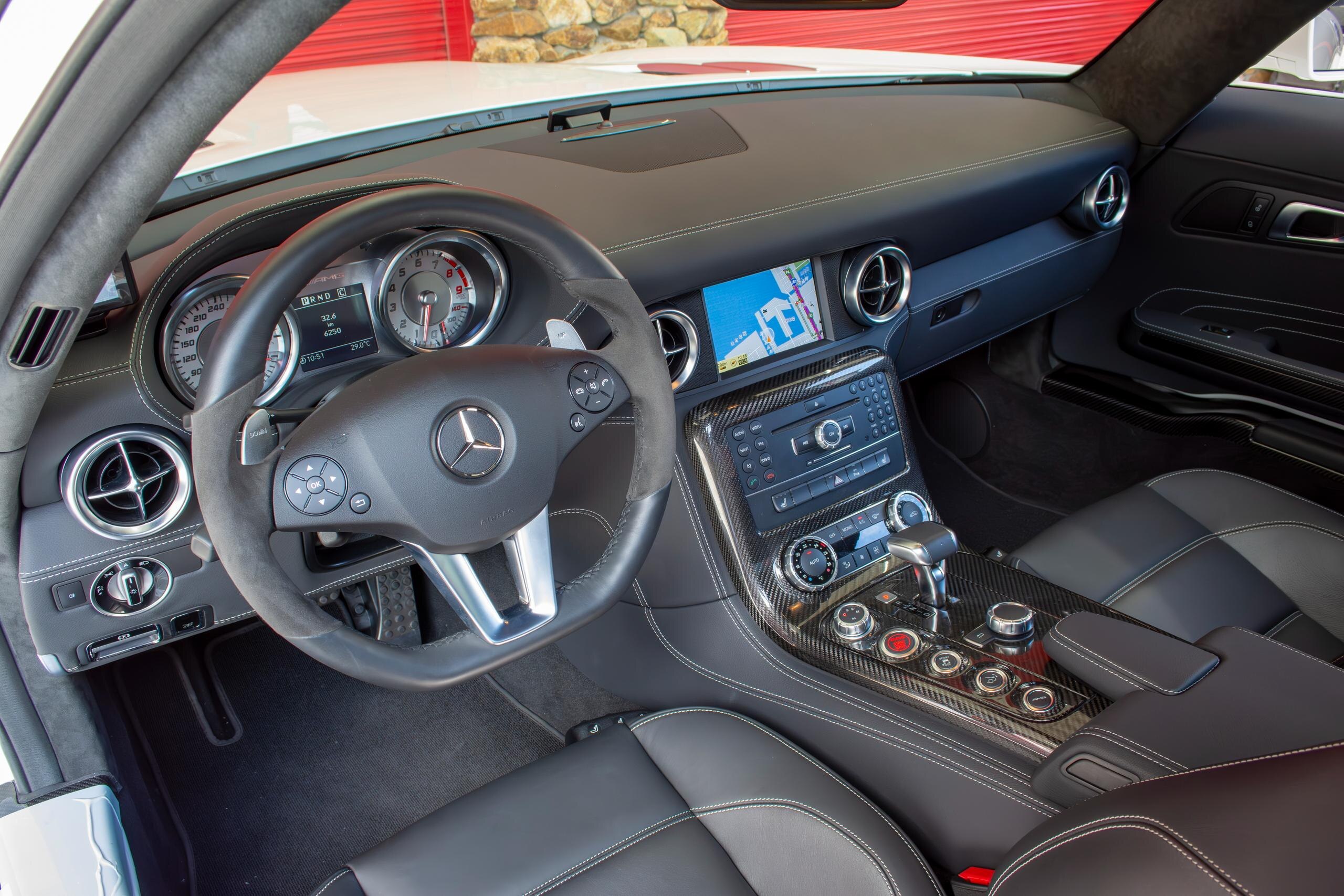 2010 Mercedes Benz SLS AMG — Photo 11 / 23