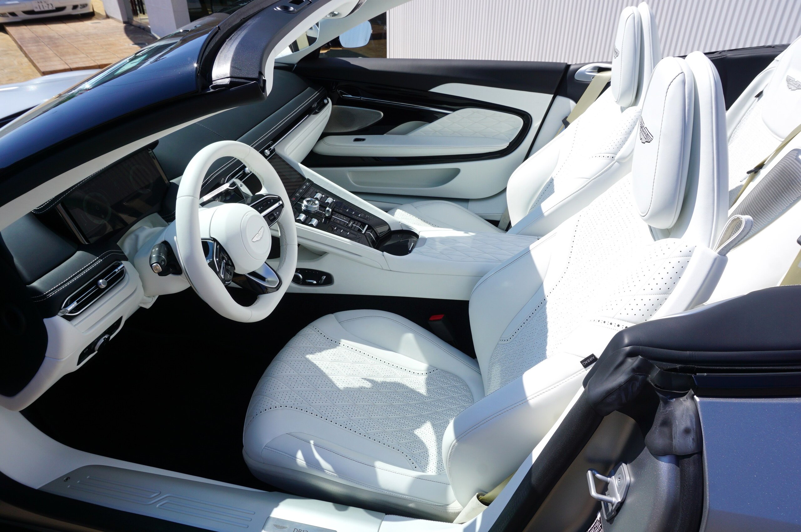 2024 Aston Martin DB12 Volante — Photo 14 / 45