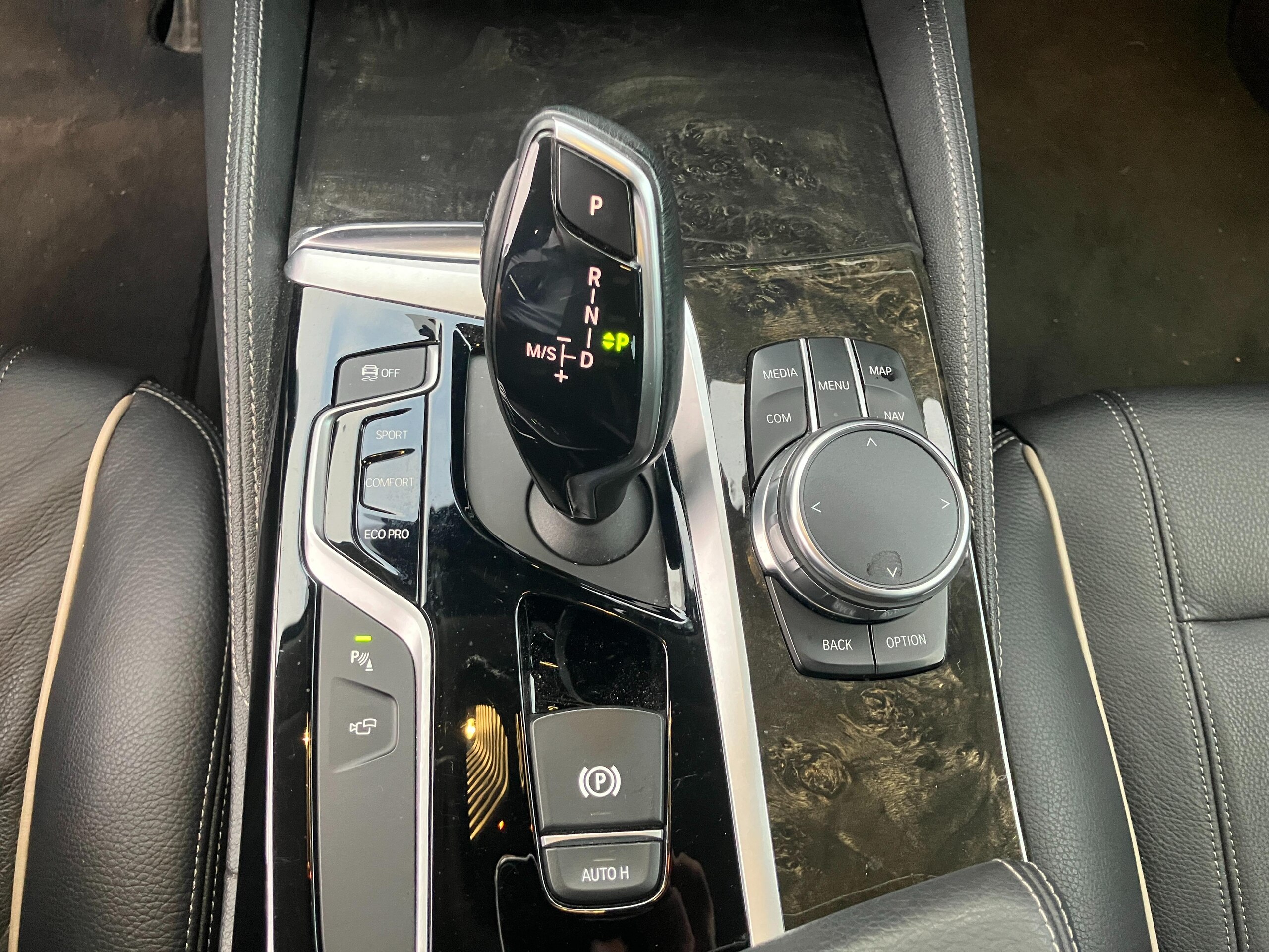 2017 BMW 530i Luxury — Photo 15 / 21