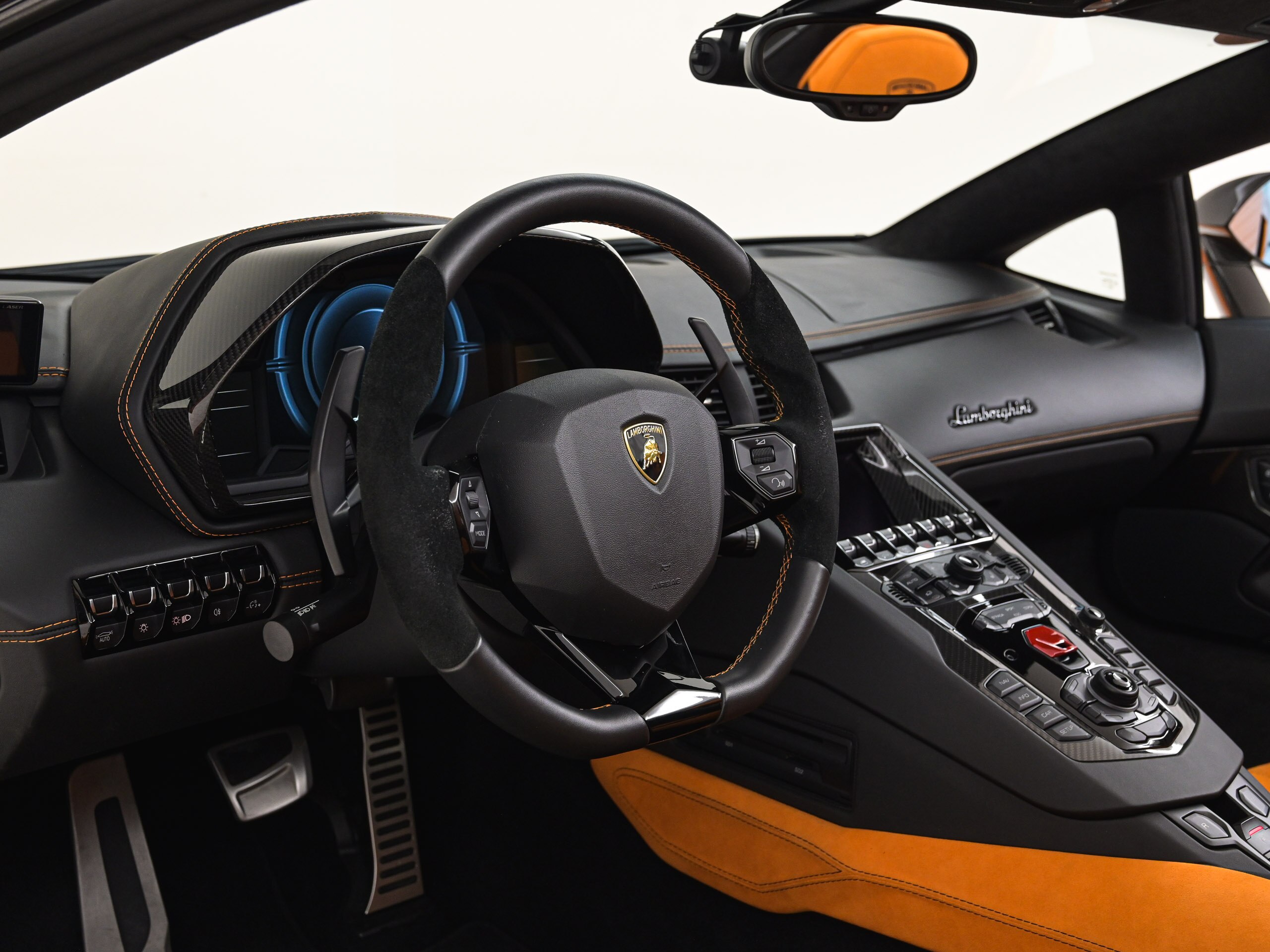 2018 Lamborghini Aventador Roadster S — Photo 16 / 24