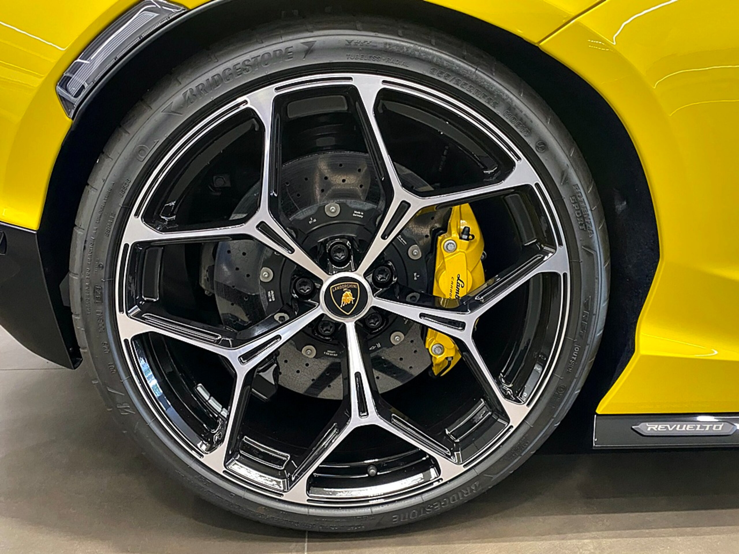 2024 Lamborghini Revuelto — Photo 16 / 18