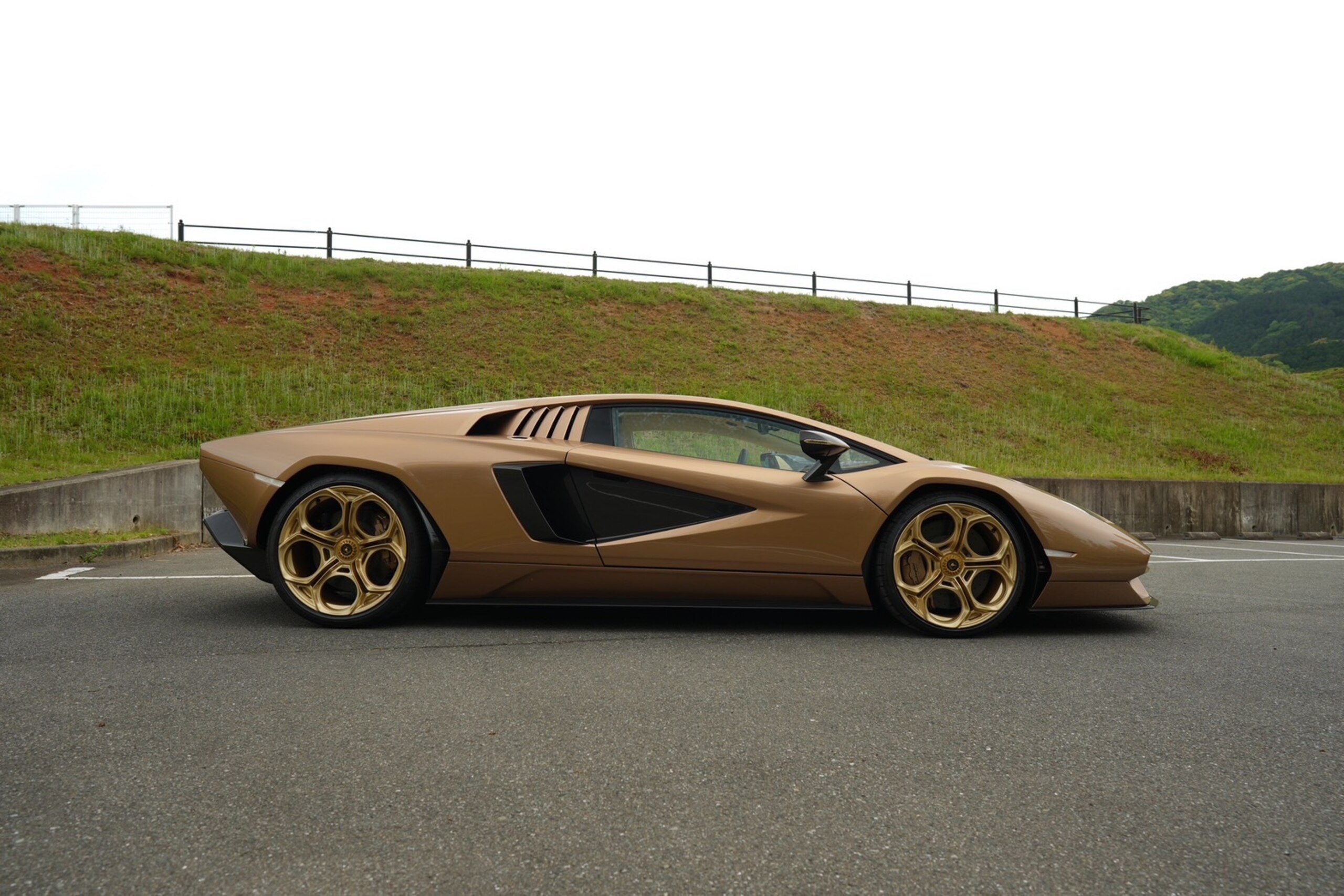 2022 Lamborghini Countach LPI 800-4 — Photo 8 / 28