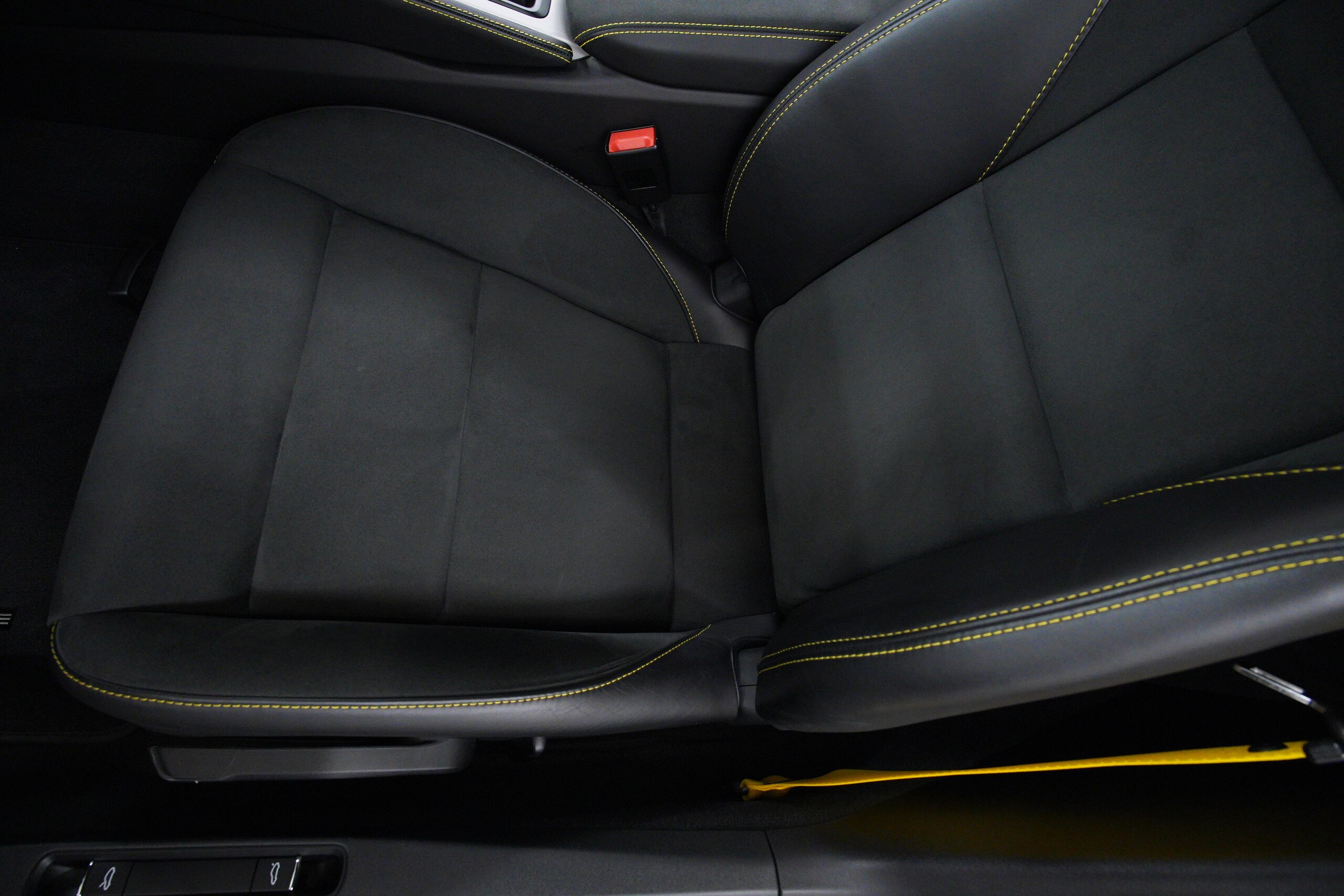 2022 Porsche 718 Cayman GT4 — Photo 14 / 35