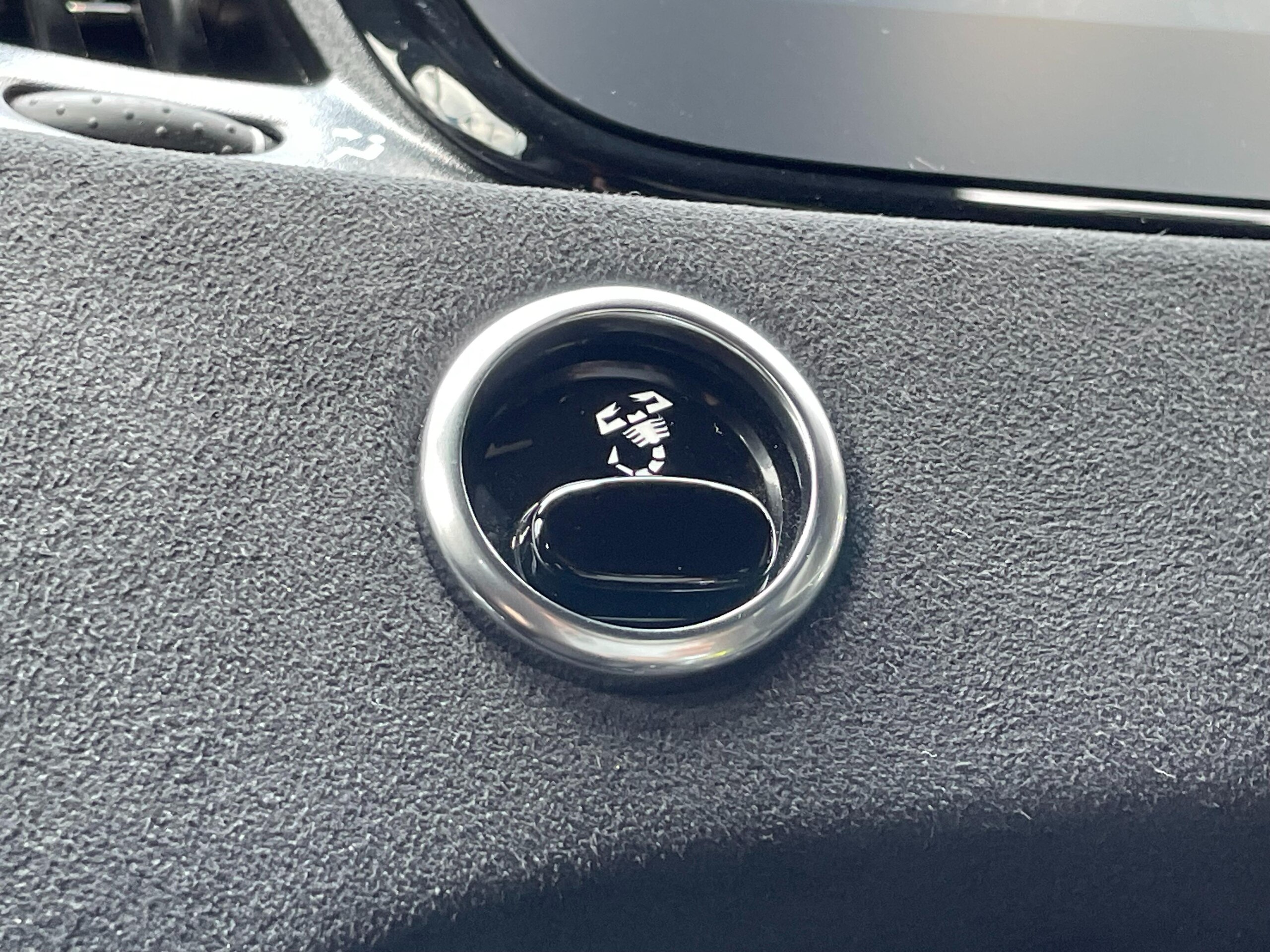 2025 Abarth 695 75th Anniversary — Photo 23 / 33